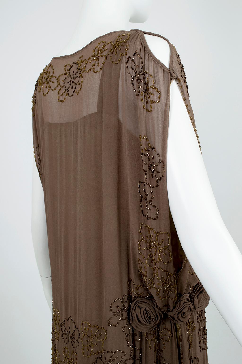 Olive Brown Split-Shoulder Tabard Flapper Dress with Hip Rosettes – S, 1920s For Sale 1