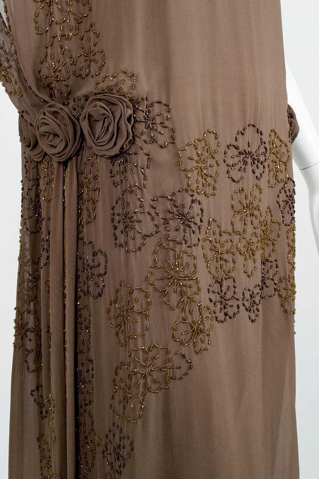 Robe de soirée marron olive à épaules fendues et dénudées avec rosettes sur les hanches, taille S, années 1920 en vente 4