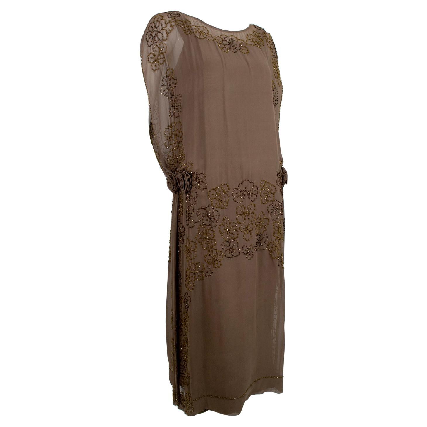 Olive Brown Split-Shoulder Tabard Flapper Dress with Hip Rosettes – S, 1920s For Sale
