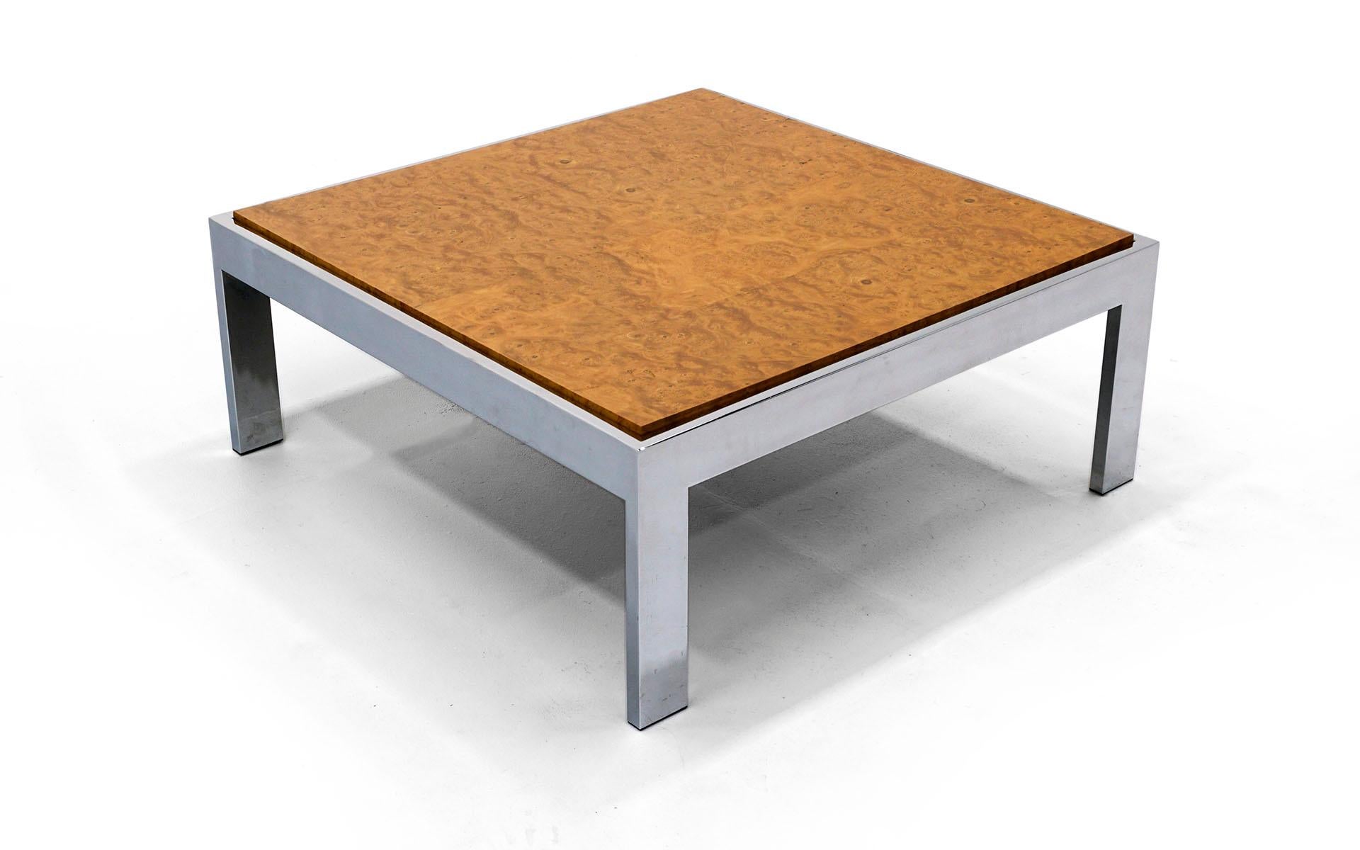 Table de cocktail avec plateau en ronce d'olivier et solide structure chromée. Design contemporain élégant et moderne. Intemporel.