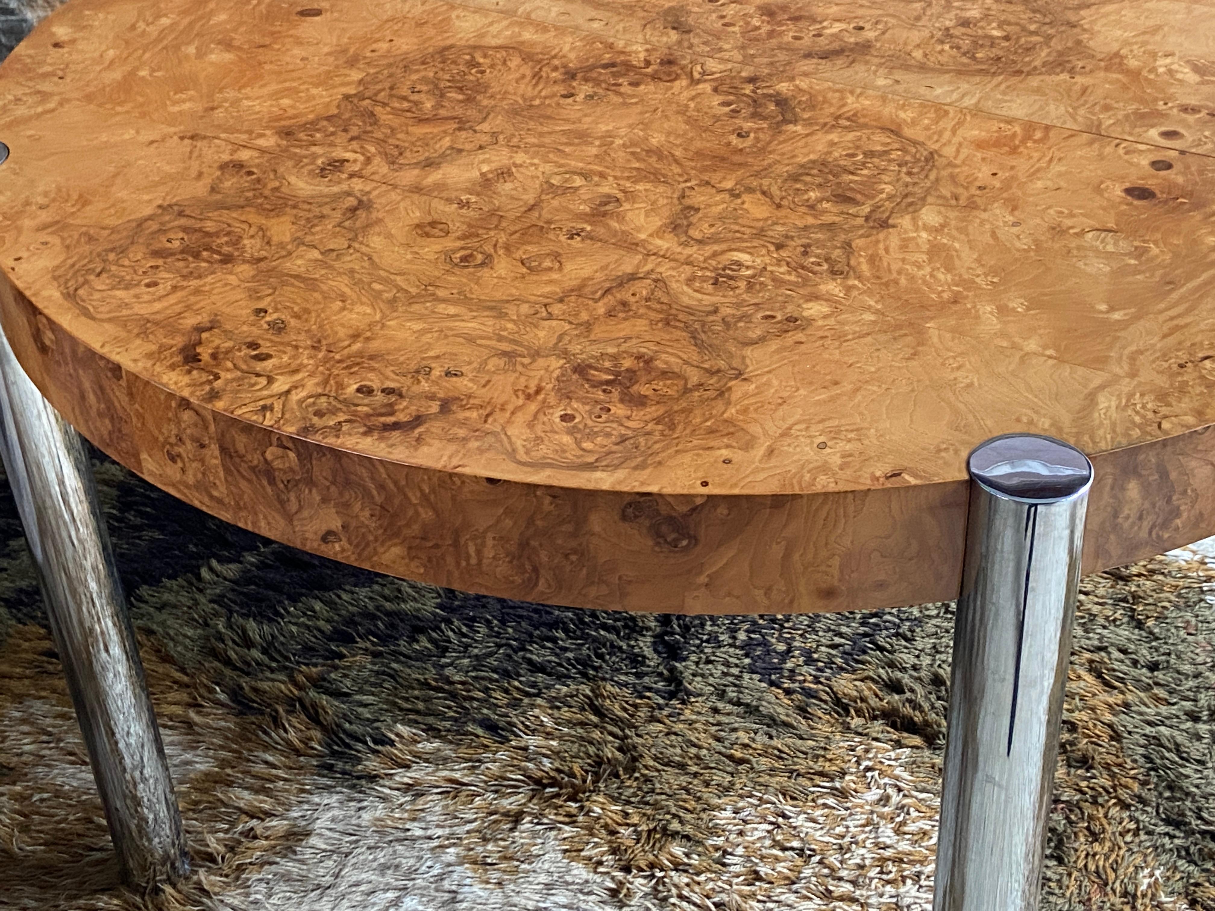 Ausziehbarer Esstisch aus Olivenholz – rund bis oval – Milo Baughman, Pace-Stil (amerikanisch) im Angebot
