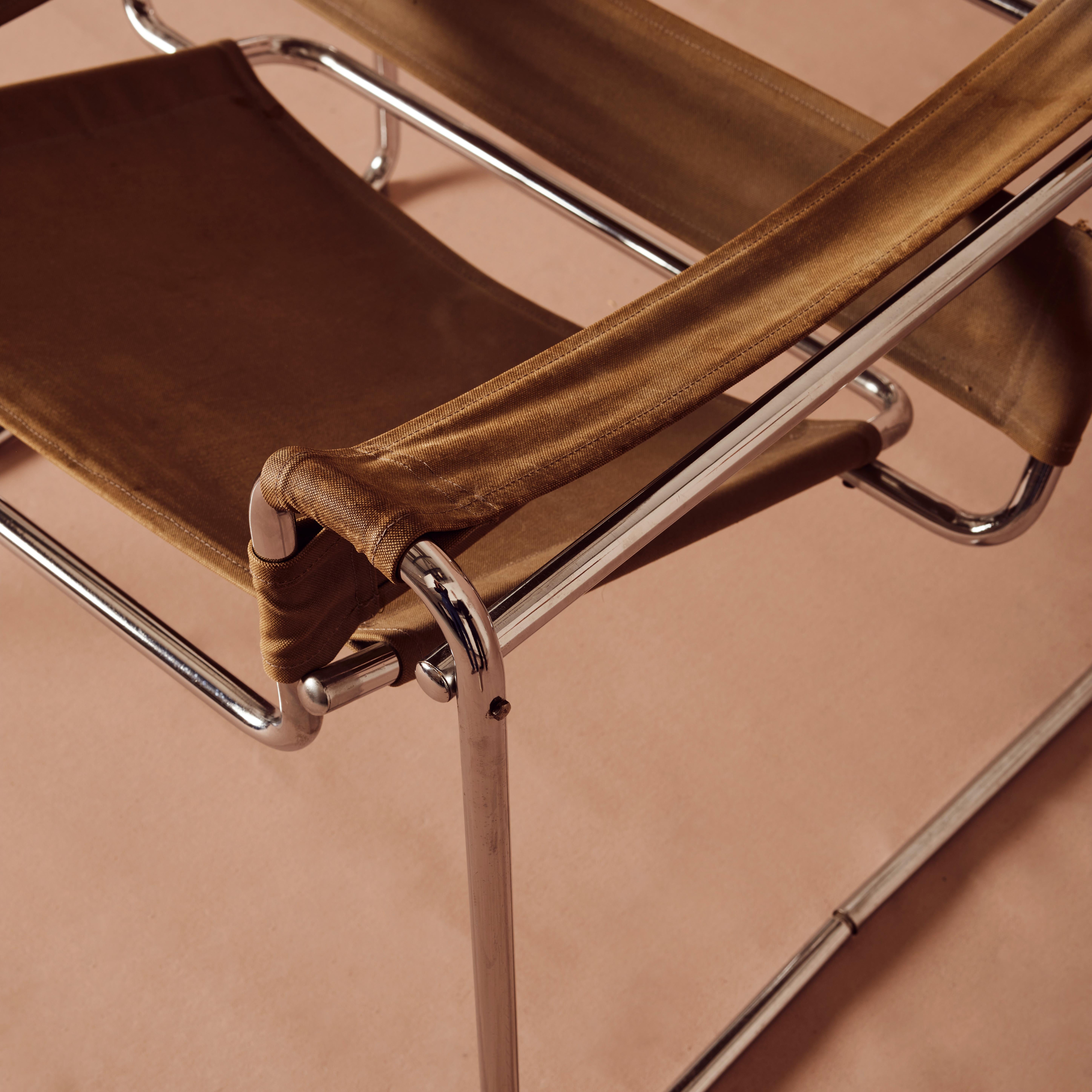 La Sedia Wassily, conosciuta anche come Sedia Model B3, è un pezzo famoso e iconico dell'arredamento moderno. È stata progettata da Marcel Breuer nel 1925-1926 mentre lavorava al Bauhaus, una rinomata scuola d'arte tedesca che ha avuto un ruolo