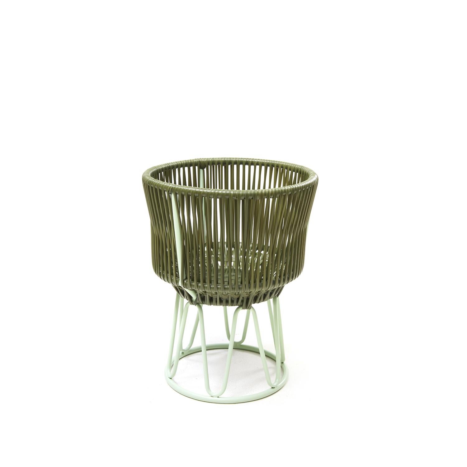 Vaso da fiori Olive Circo 1 di Sebastian Herkner
Materiali: Acciaio tubolare zincato e verniciato a polvere. Corde in PVC.
Tecnica: Realizzato in plastica riciclata. Tessuta da artigiani locali in Colombia. 
Dimensioni: 
Diametro del piano 36 x