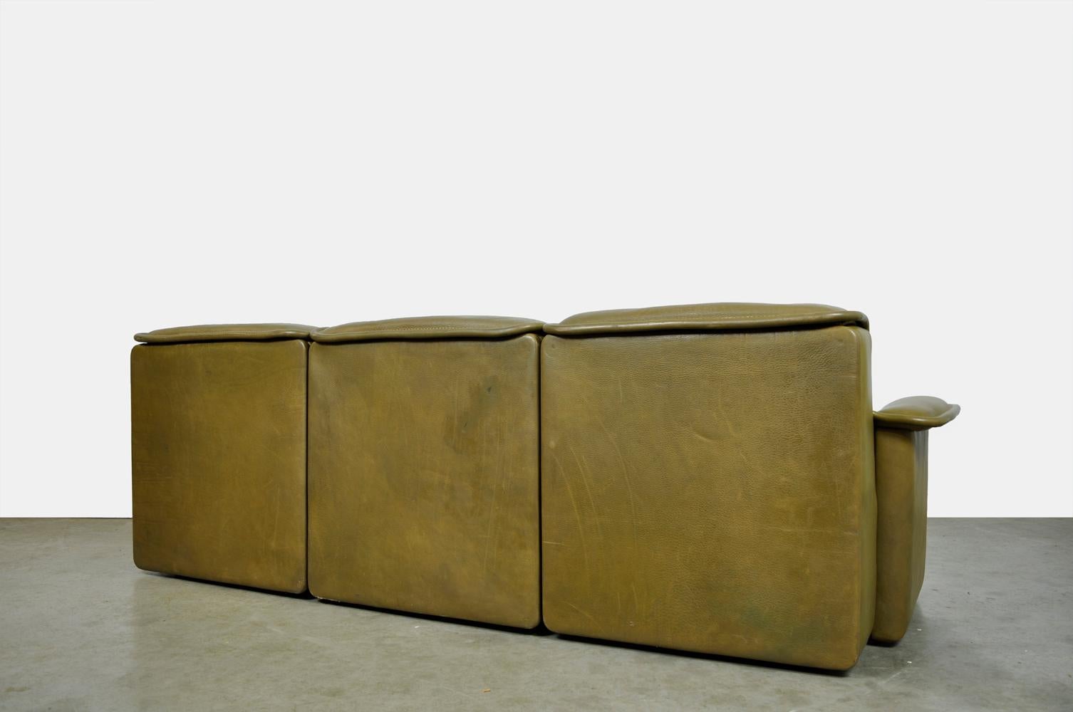 Mid-Century Modern Olive Colored Leather 3-Seater Sofa, Model Ds-12 by De Sede, 1970s Switzerland For Sale