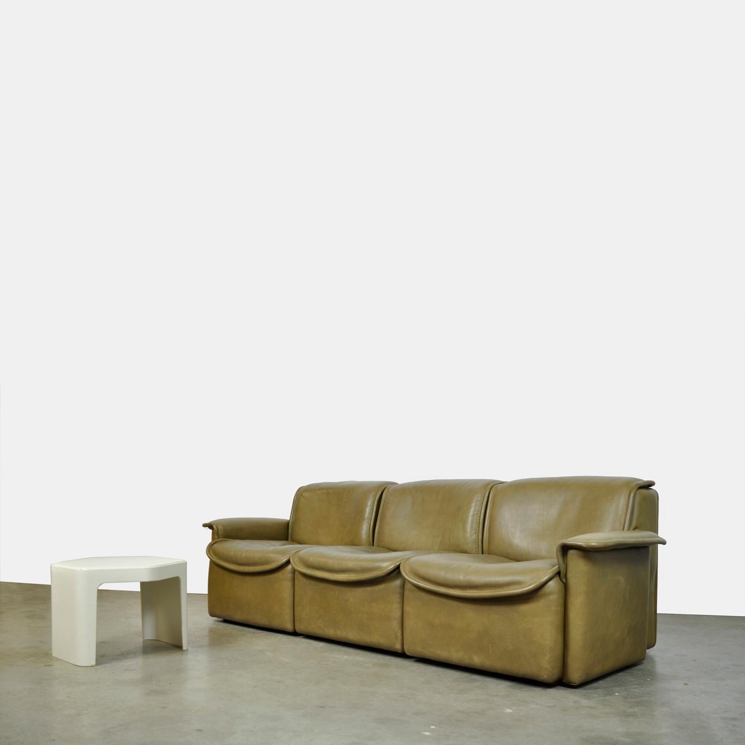 Olive Colored Leather 3-Seater Sofa, Model Ds-12 by De Sede, 1970s Switzerland In Good Condition In Deventer, NL
