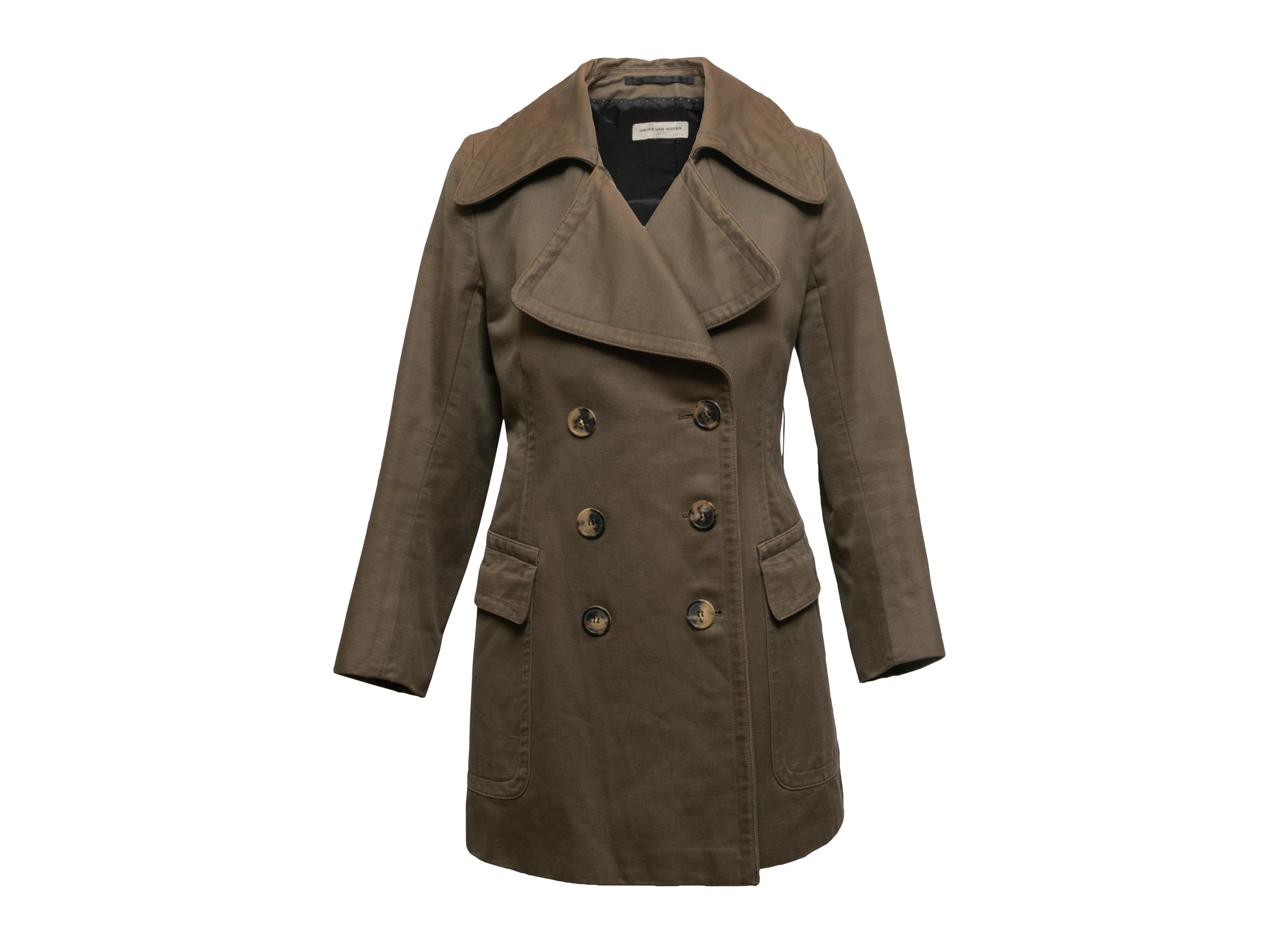 Detalles del producto: Chaquetón con doble botonadura de algodón color oliva de Dries van Noten. Solapa con muesca. Doble bolsillo en la cadera. Cierre de botones delante. 30