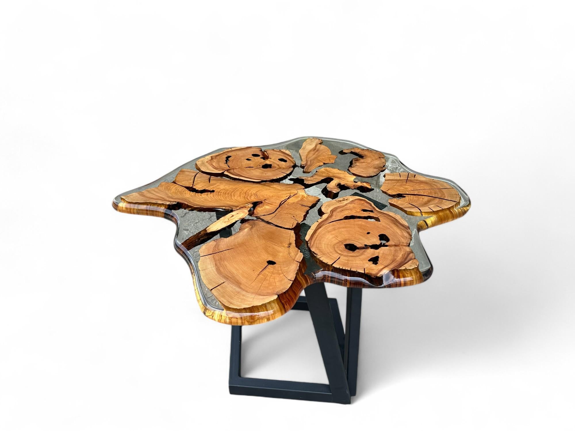 Table basse en bois époxy olive au design organique - Table basse en bois massif en vente 2