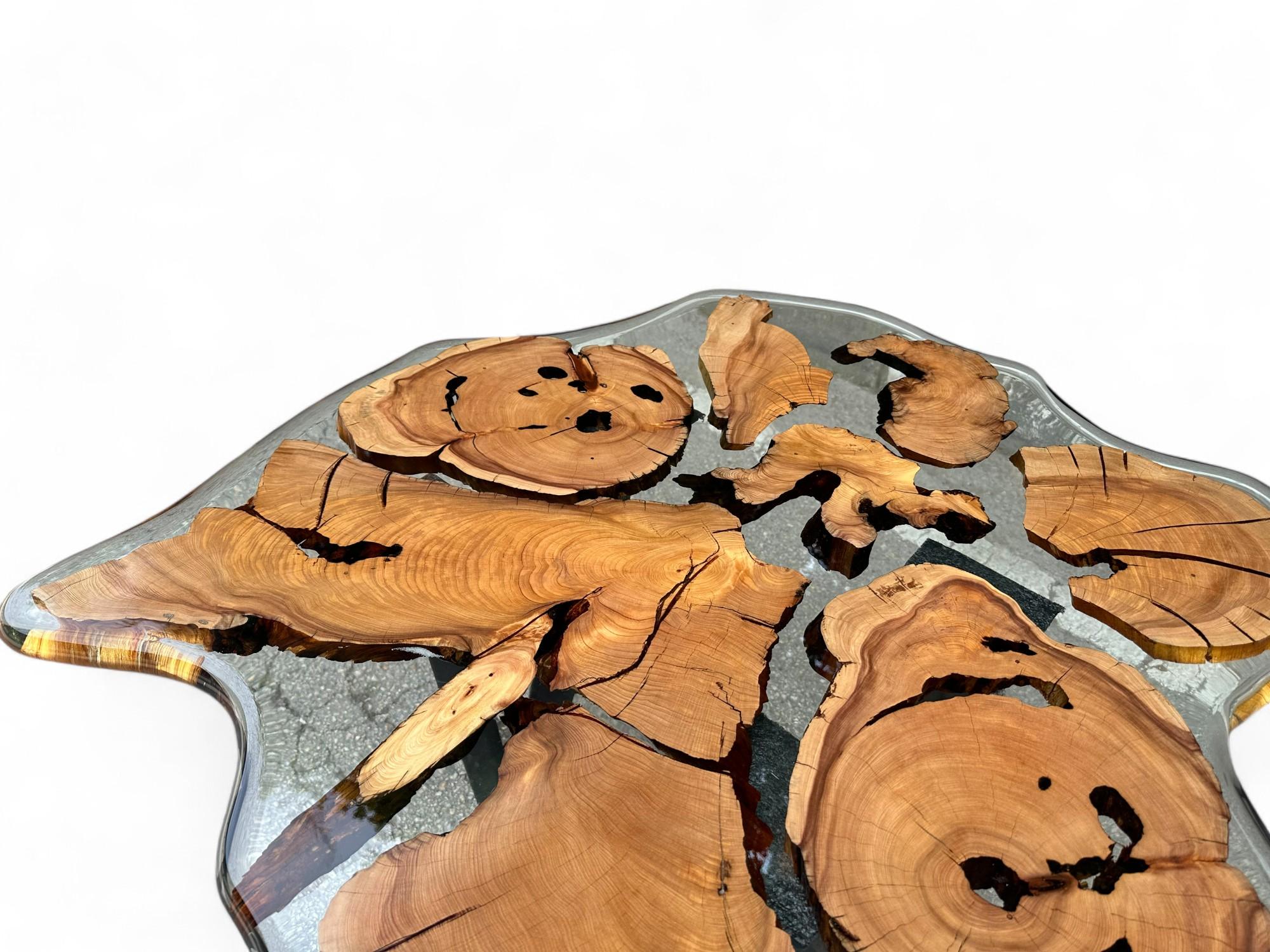 Table basse en époxy Oliver

Fabriquée à la main par les artisans qualifiés de Tinella Team, cette table basse fusionne harmonieusement le bois naturel et la résine époxy fumée, créant une pièce captivante qui capture la beauté de la nature. 
Son
