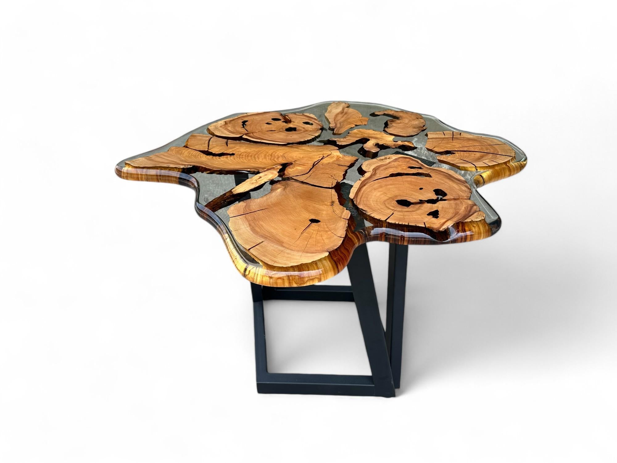 Arts and Crafts Table basse en bois époxy olive au design organique - Table basse en bois massif en vente
