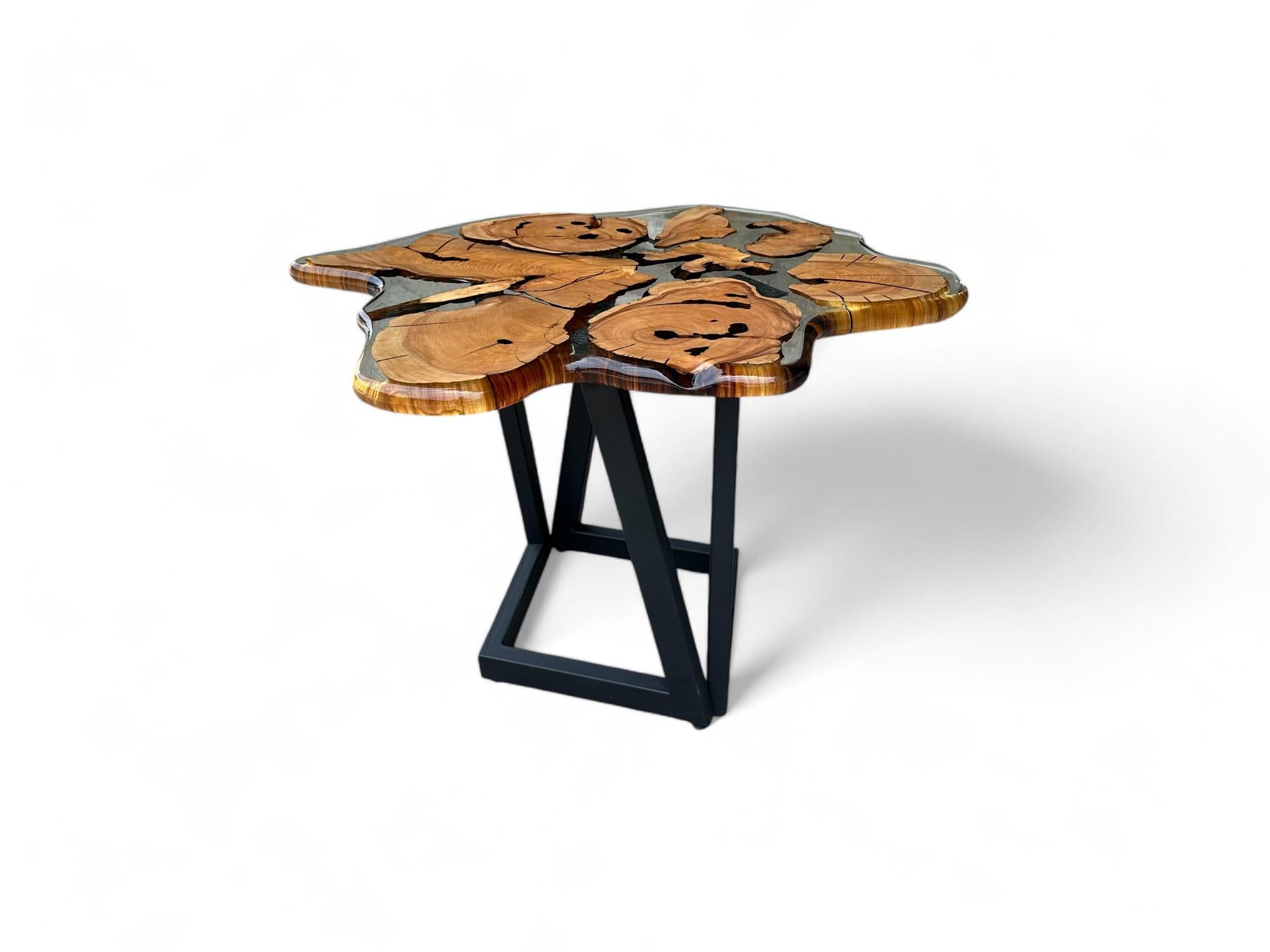 Turc Table basse en bois époxy olive au design organique - Table basse en bois massif en vente
