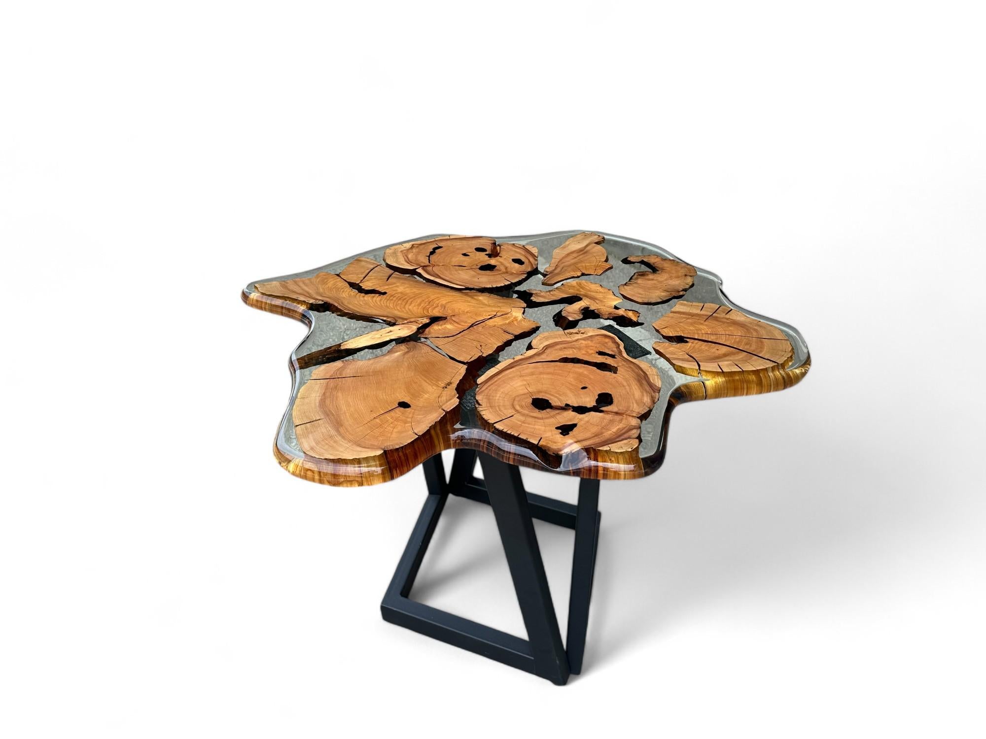 Sculpté à la main Table basse en bois époxy olive au design organique - Table basse en bois massif en vente