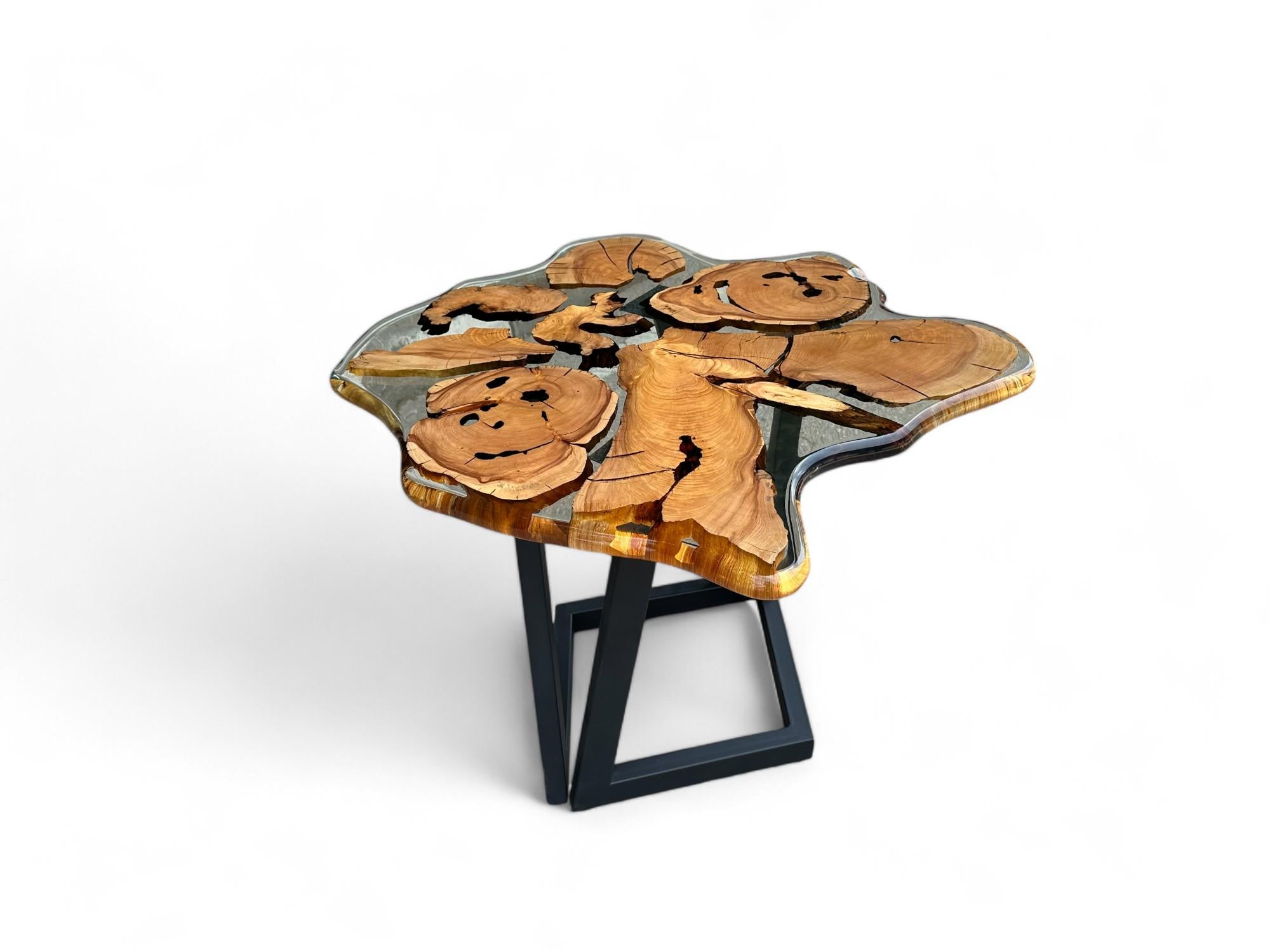 Métal Table basse en bois époxy olive au design organique - Table basse en bois massif en vente