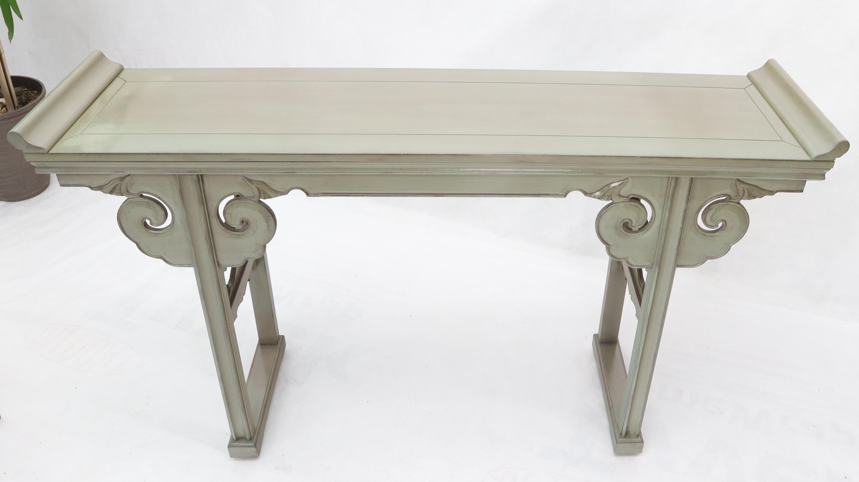 Américain Table console à base sculptée en fausse peinture d'olivier et finition émaillée avec bords lambrissés en vente