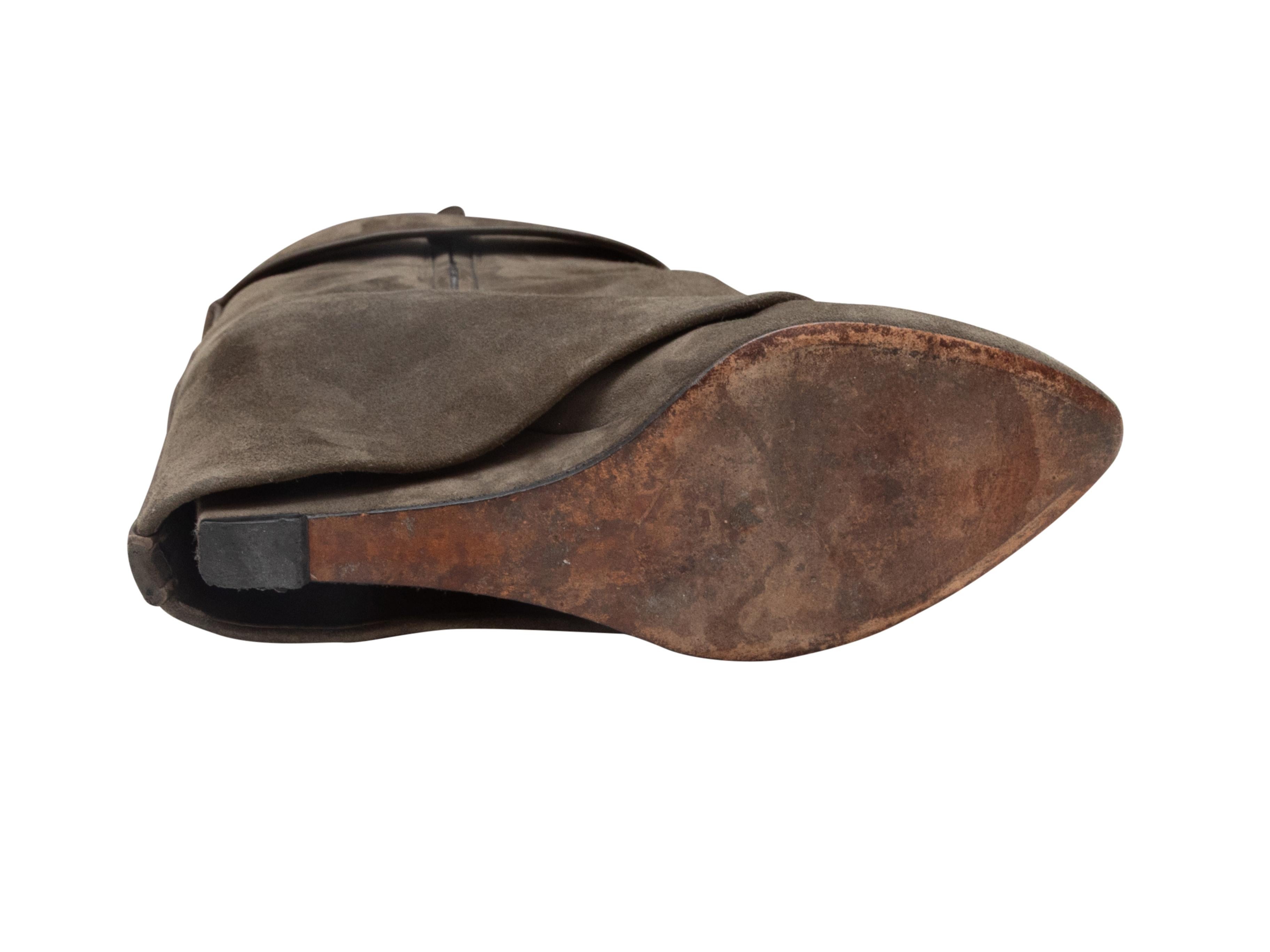 Stivali a metà polpaccio a punta in pelle scamosciata di Oliver con zeppa di Givenchy. Ferramenta in tonalità argento. Fibbie sull'asta. Chiusura con zip ai lati interni. Altezza del gambo 5,5