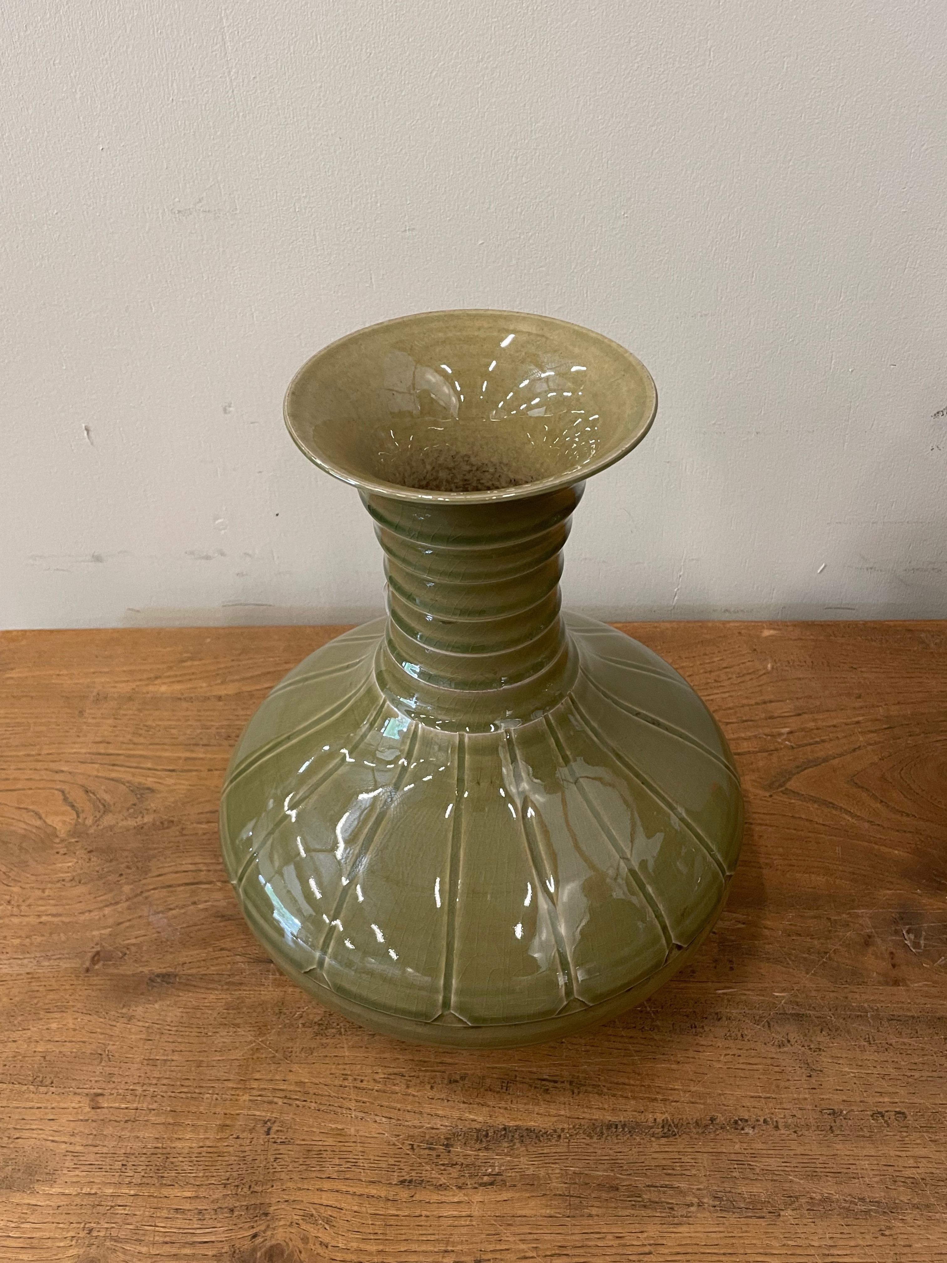 Vaso cinese contemporaneo smaltato a oliva lucida.
Collo a imbuto a coste.
Motivo a foglie di loto sulla base.
Fa parte di una grande collezione.