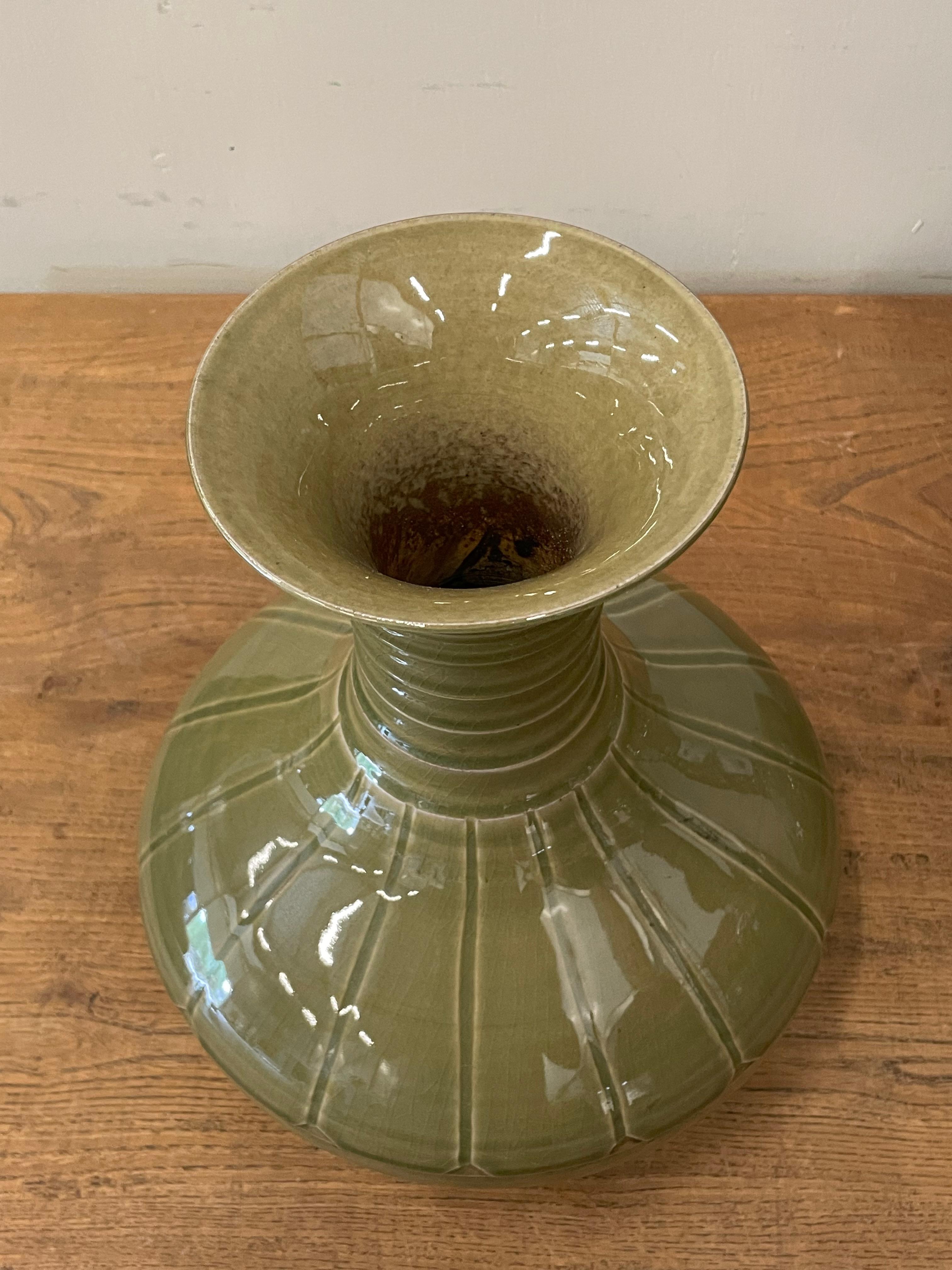 Vaso a coste smaltato lucido Oliver, Cina, Contemporary In condizioni Nuovo in vendita a New York, NY