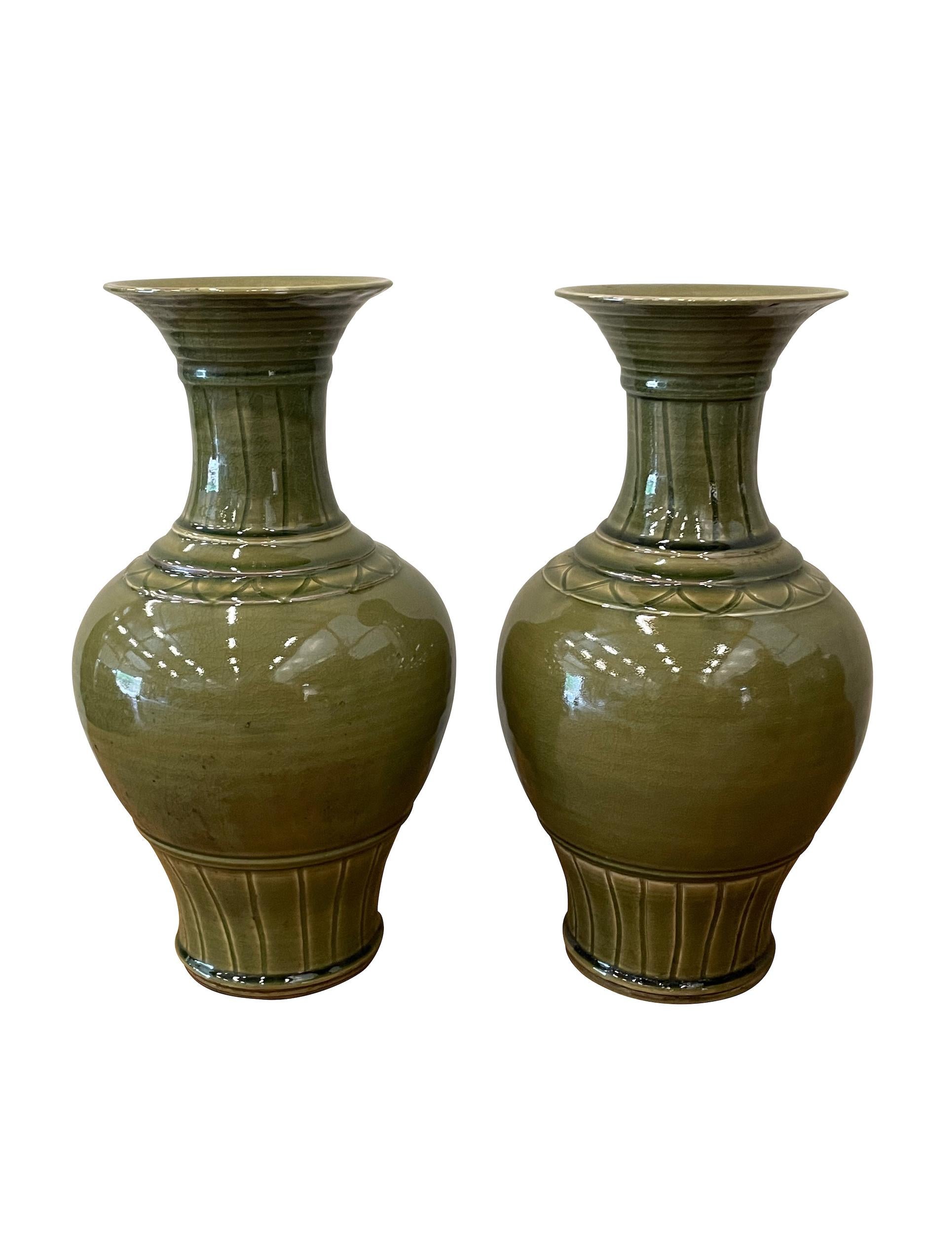 Vaso cinese contemporaneo smaltato a oliva lucida.
Collo a coste verticali.
Forma a tulipano.
Due disponibili e venduti singolarmente.
Fa parte di una grande collezione.