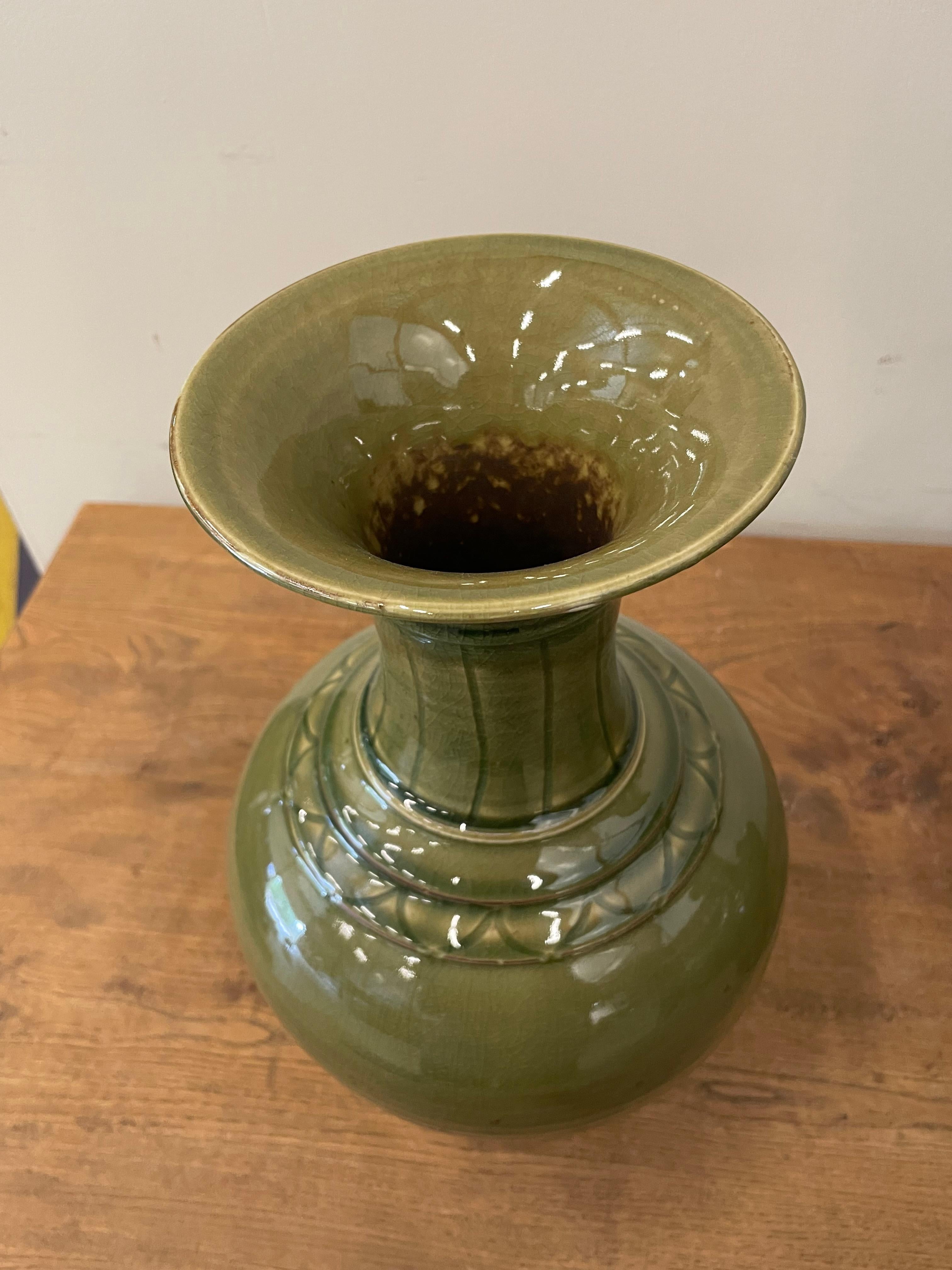 Ceramica Vaso a forma di tulipano smaltato lucido Oliver, Cina, Contemporaneo in vendita