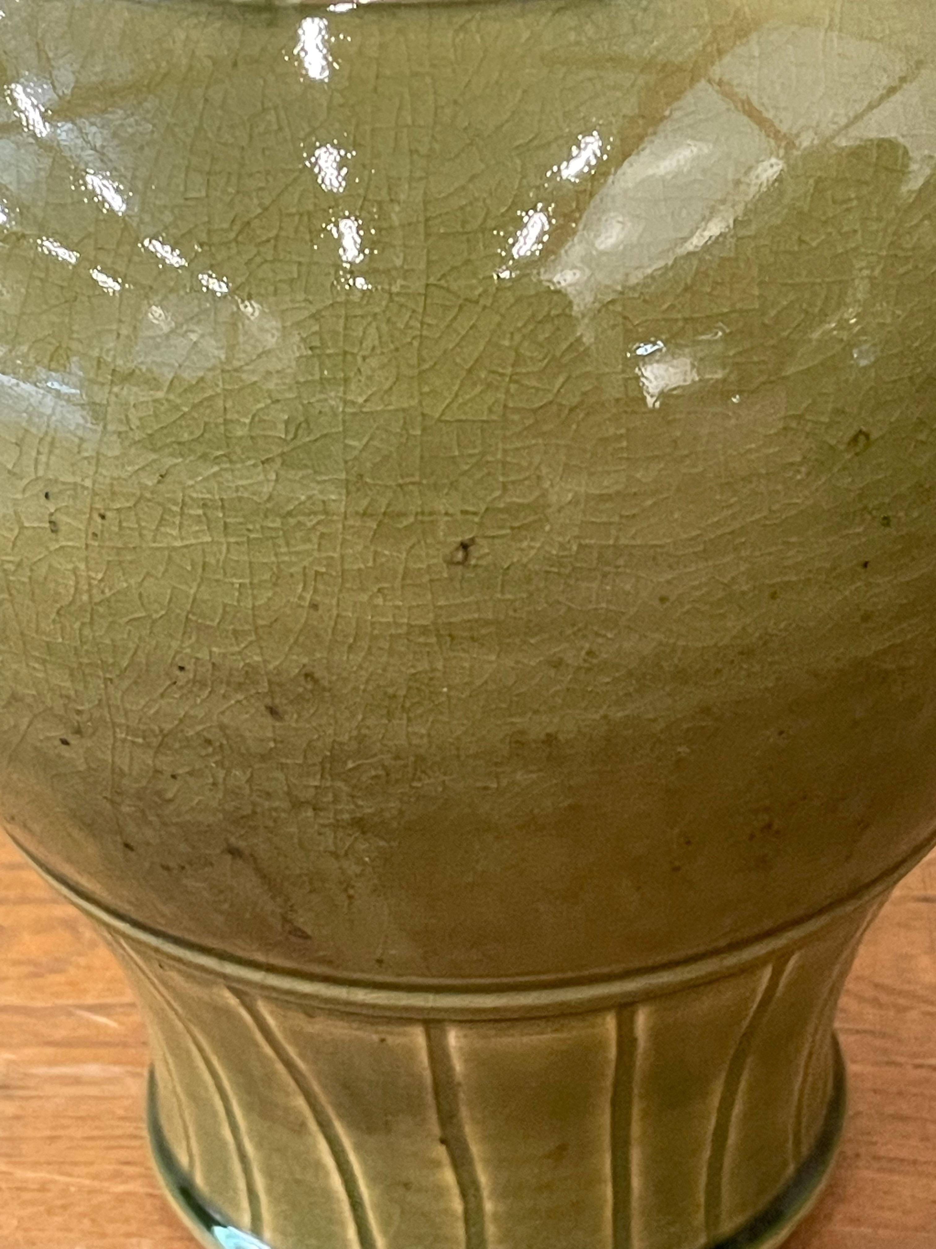 Vaso a forma di tulipano smaltato lucido Oliver, Cina, Contemporaneo in vendita 1
