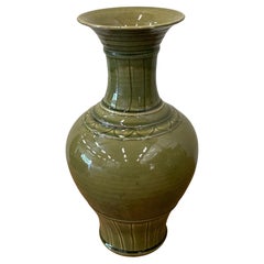 Jarrón con forma de tulipán esmaltado brillante Oliva, China, Contemporáneo
