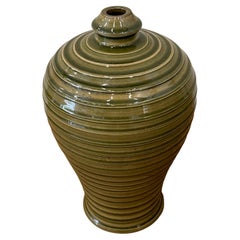 Jarrón con Detalle Acanalado Horizontal Brillante Oliva, China, Contemporáneo