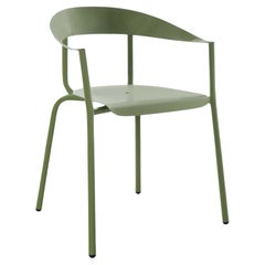 Chaise AluMito vert olive avec accoudoirs de Pascal Bosetti