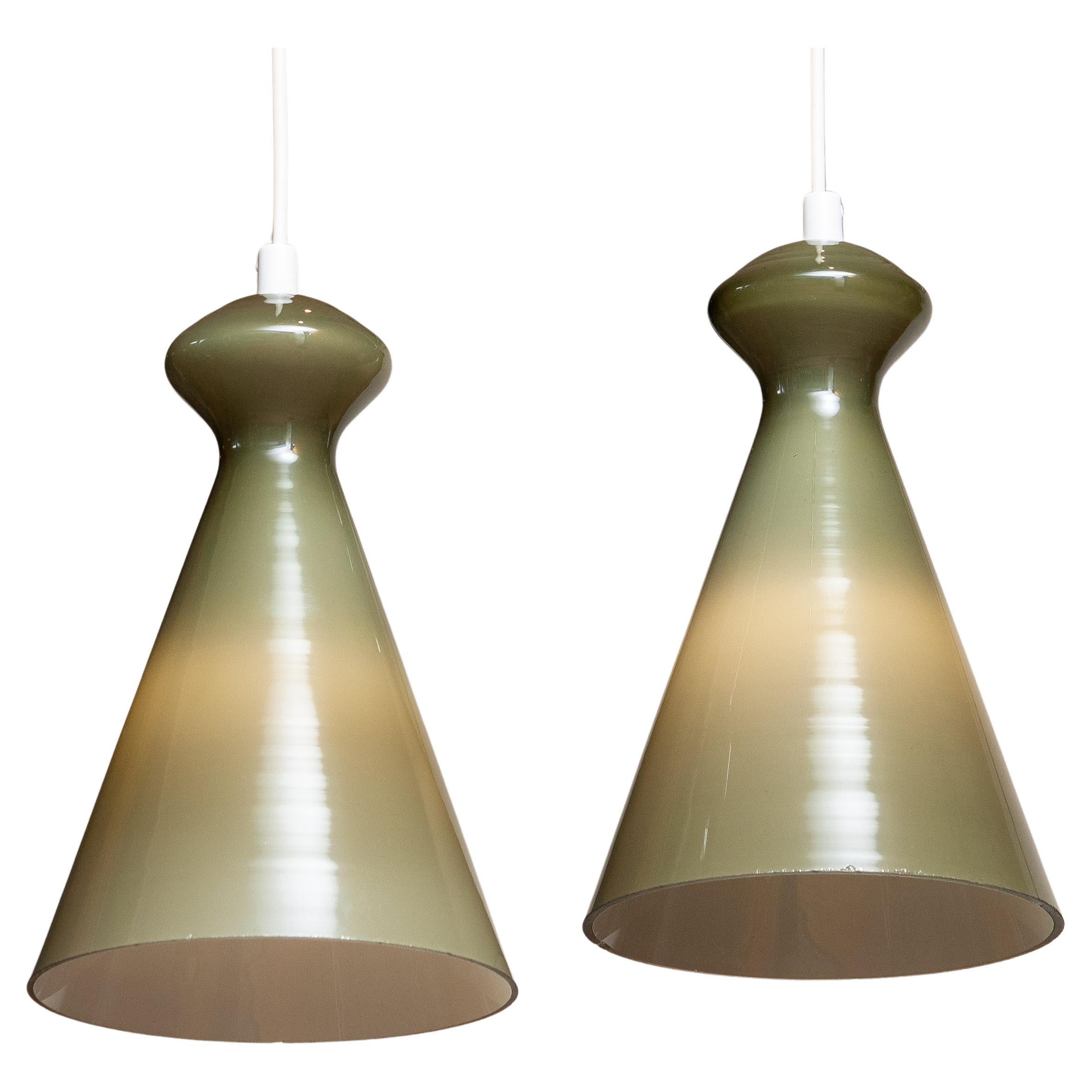 Beautiful olive green glass pendant designed in the 50's by Maria Lindeman for Idman Oy in Finland.
Both shades are in good condition and technically 100%. Each pendant has one fitting for a screw bulb size: E27 / 28.
Suits 230 and 110