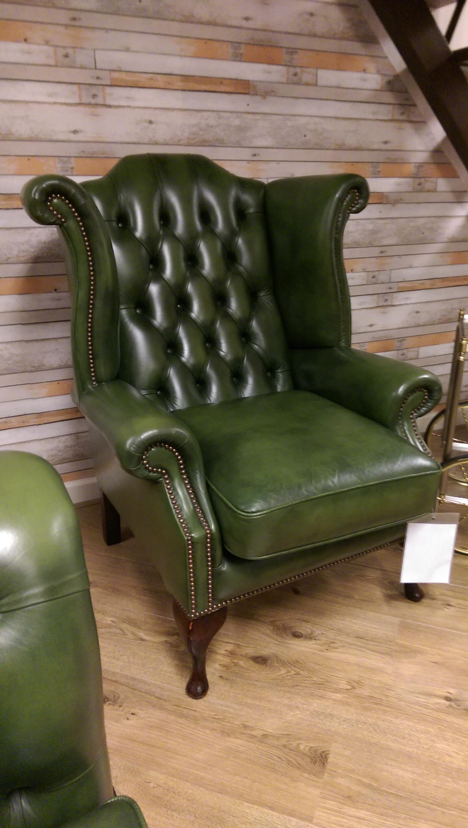 Pre-owned olive green Chesterfield wingchair from 2005. Cowhide leather in Antique olive Green rub-off standard finish. Stunning state, like new but than with a little more character.

Wooden Queen Anne legs. Very elegant chair to put next to your