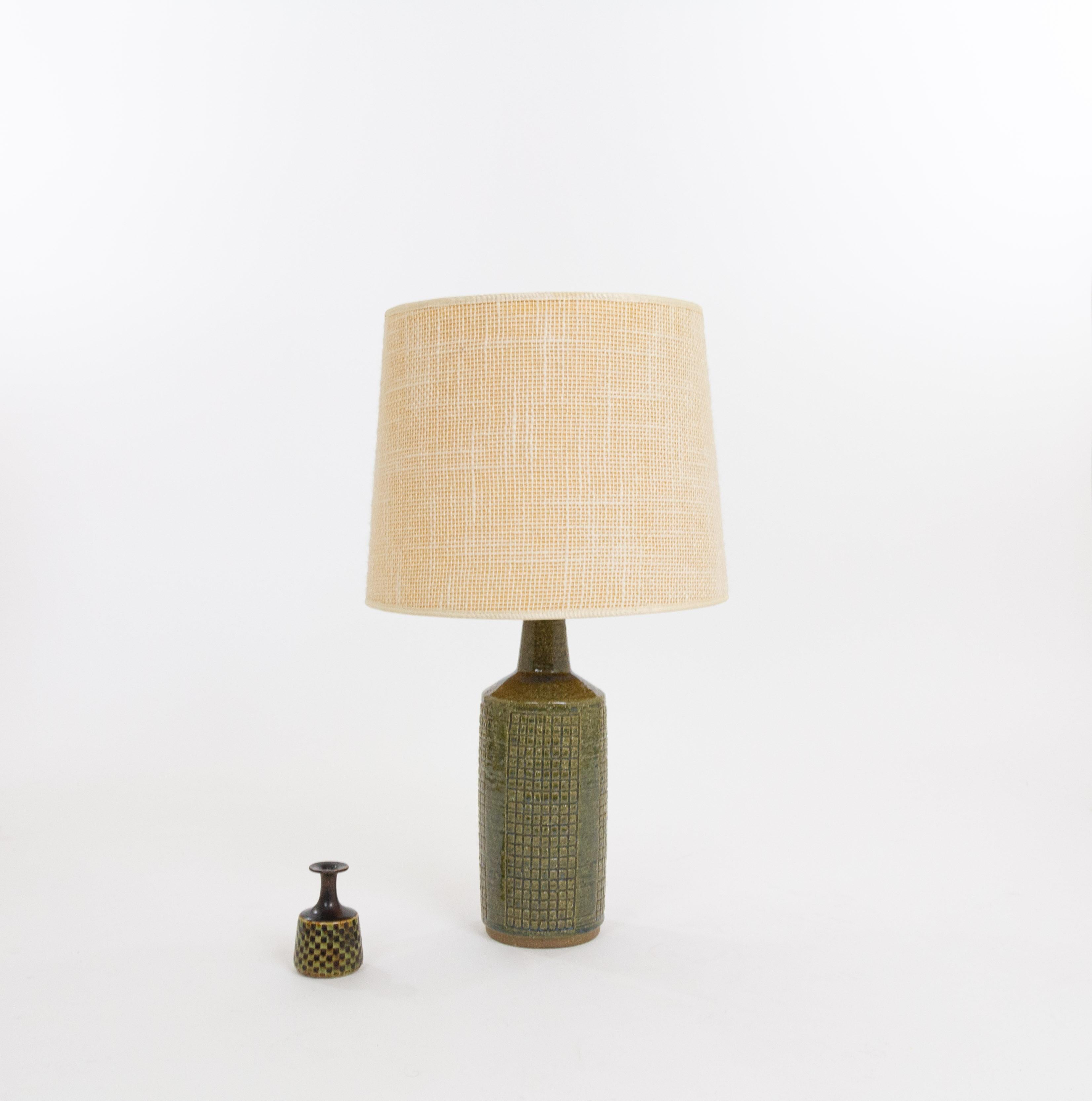 Model DL/30 table lamp made by Annelise and Per Linnemann-Schmidt for Palshus in the 1960s. The colour of the handmade decorated base is Olive Green. It has impressed, geometric patterns.

The lamp comes with its original lampshade holder. The