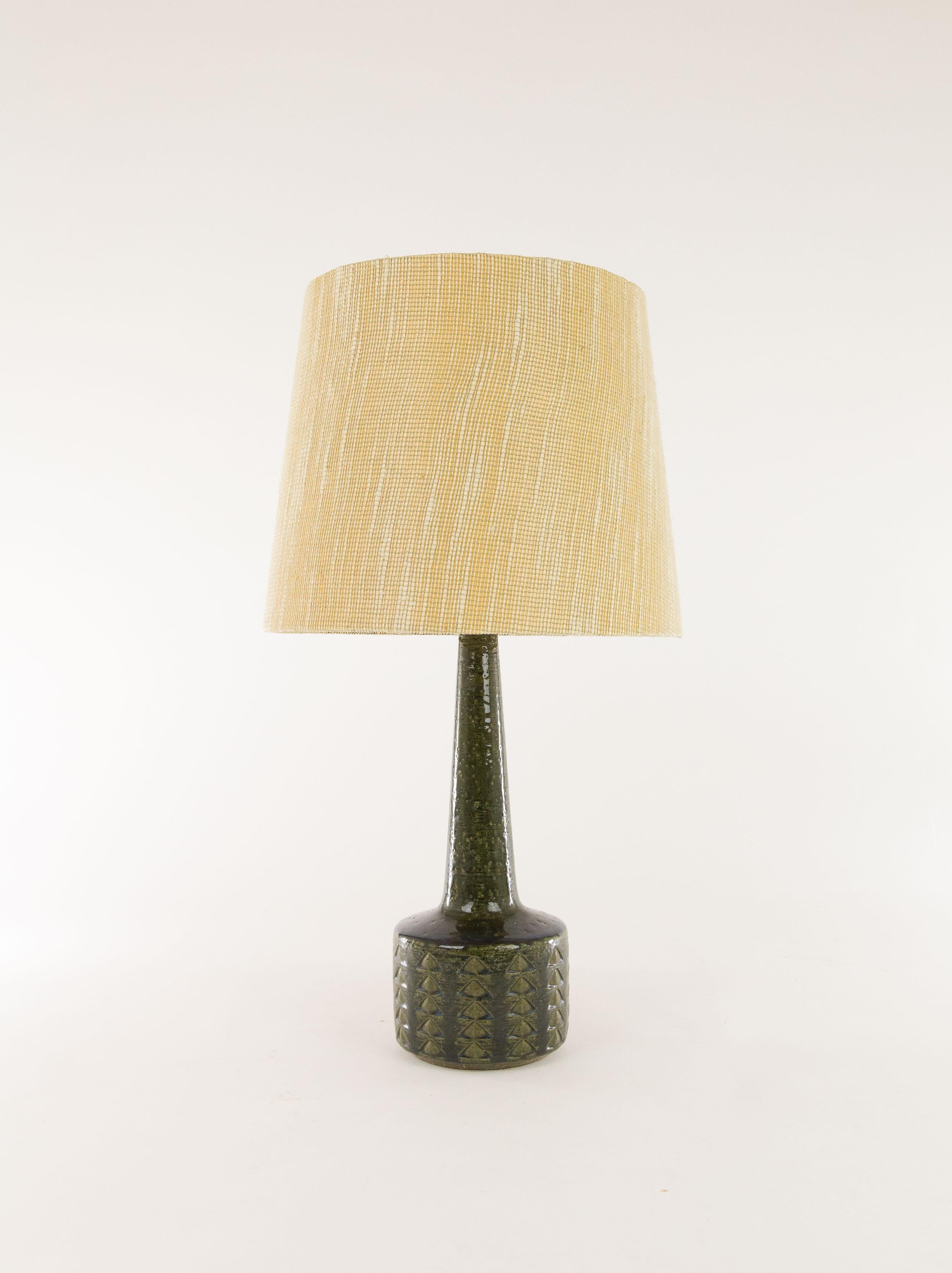 Lampe de table modèle DL/35 réalisée par Annelise et Per Linnemann-Schmidt pour Palshus dans les années 1960. La couleur de la base décorée à la main est vert olive foncé avec des traces de bleu. 

La lampe est livrée avec son support d'abat-jour