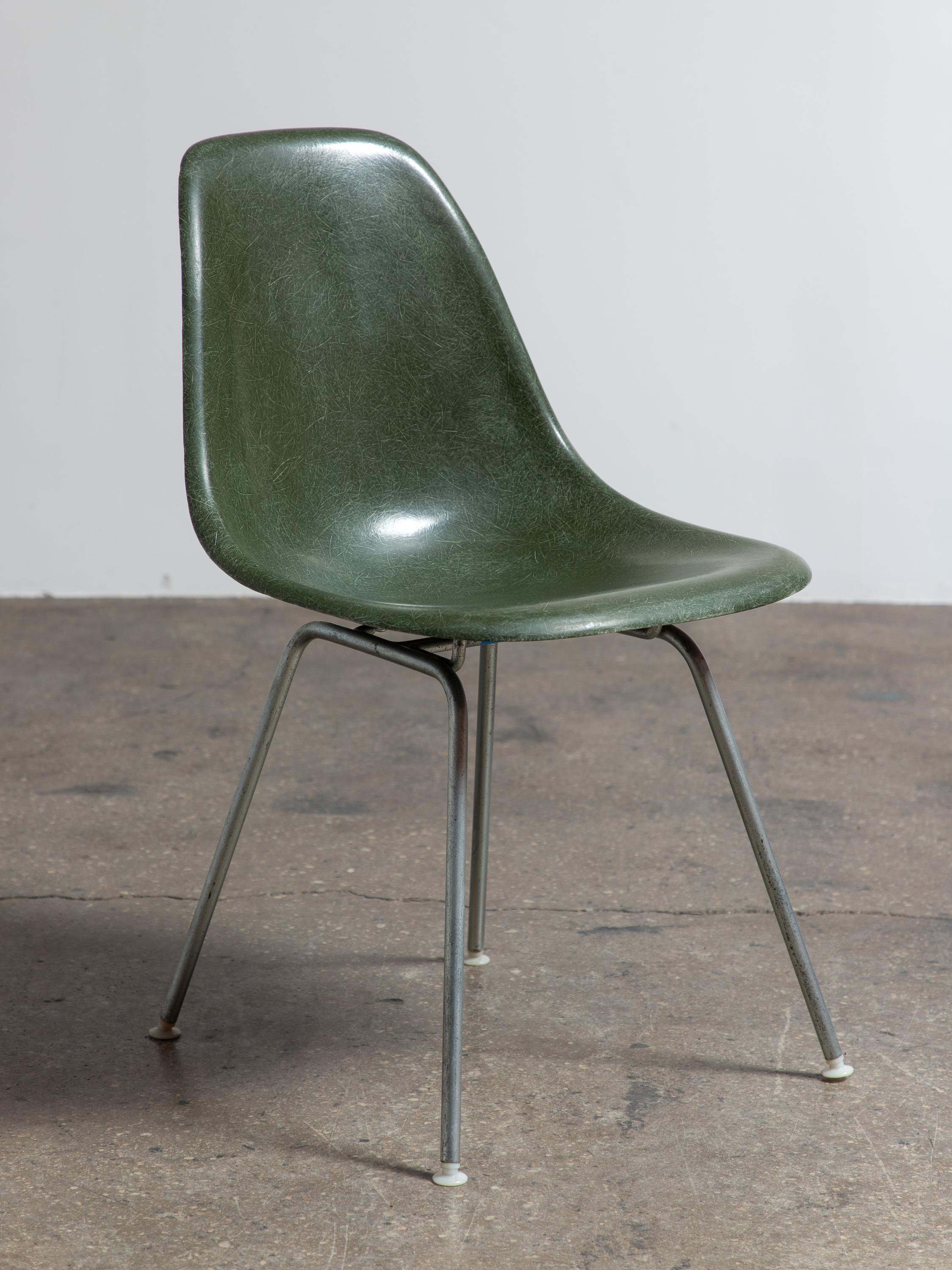 Multiple disponible. Chaise originale en fibre de verre moulée, conçue par Charles et Ray Eames pour Herman Miller. Les chaises vintage à coque sont appréciées pour leur patine attrayante, la texture distincte des fils et la belle profondeur des