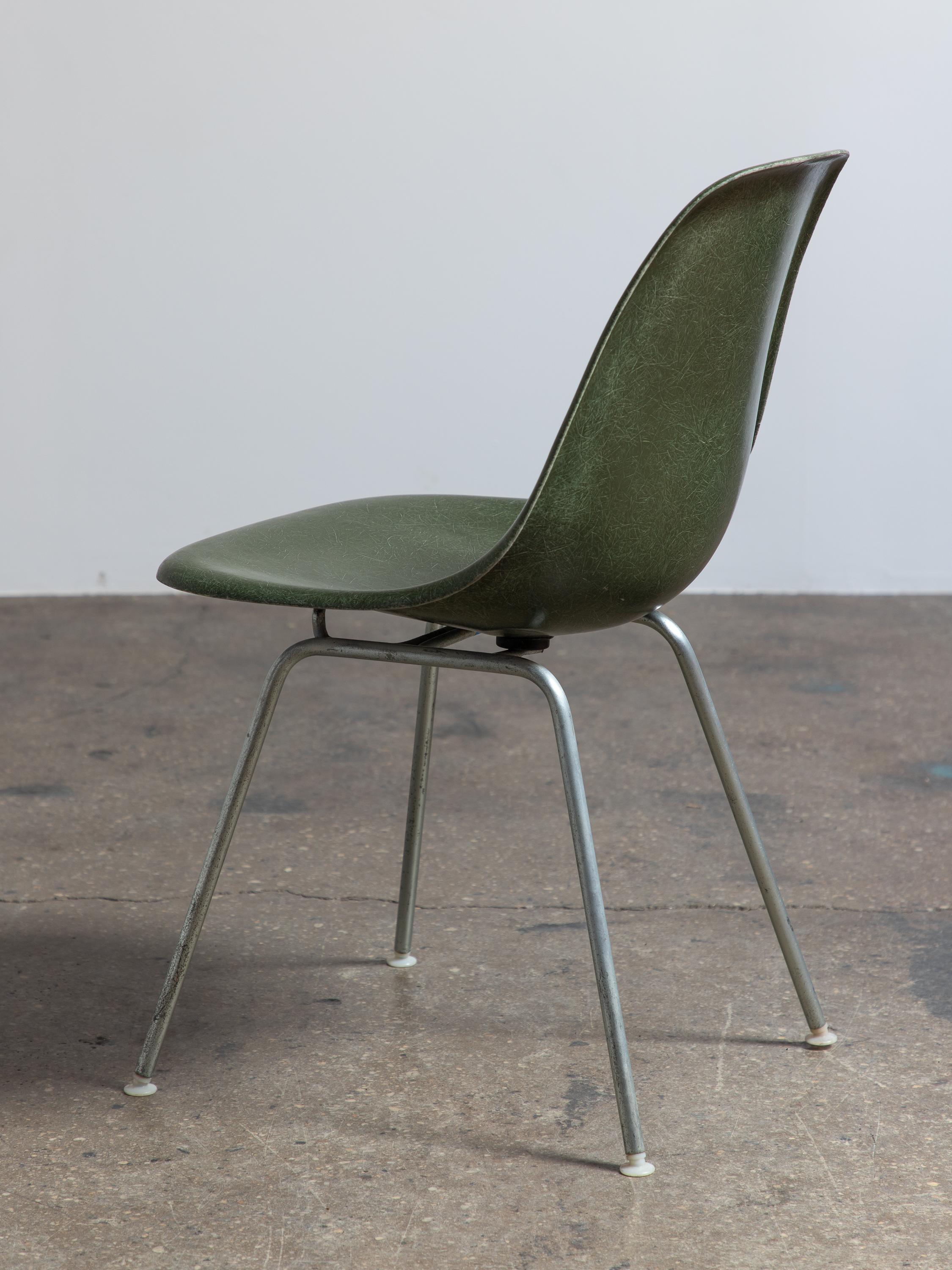Mid-Century Modern Eames pour Herman Miller chaises coquillage en fibre de verre vert olive vintage des années 1960 en vente