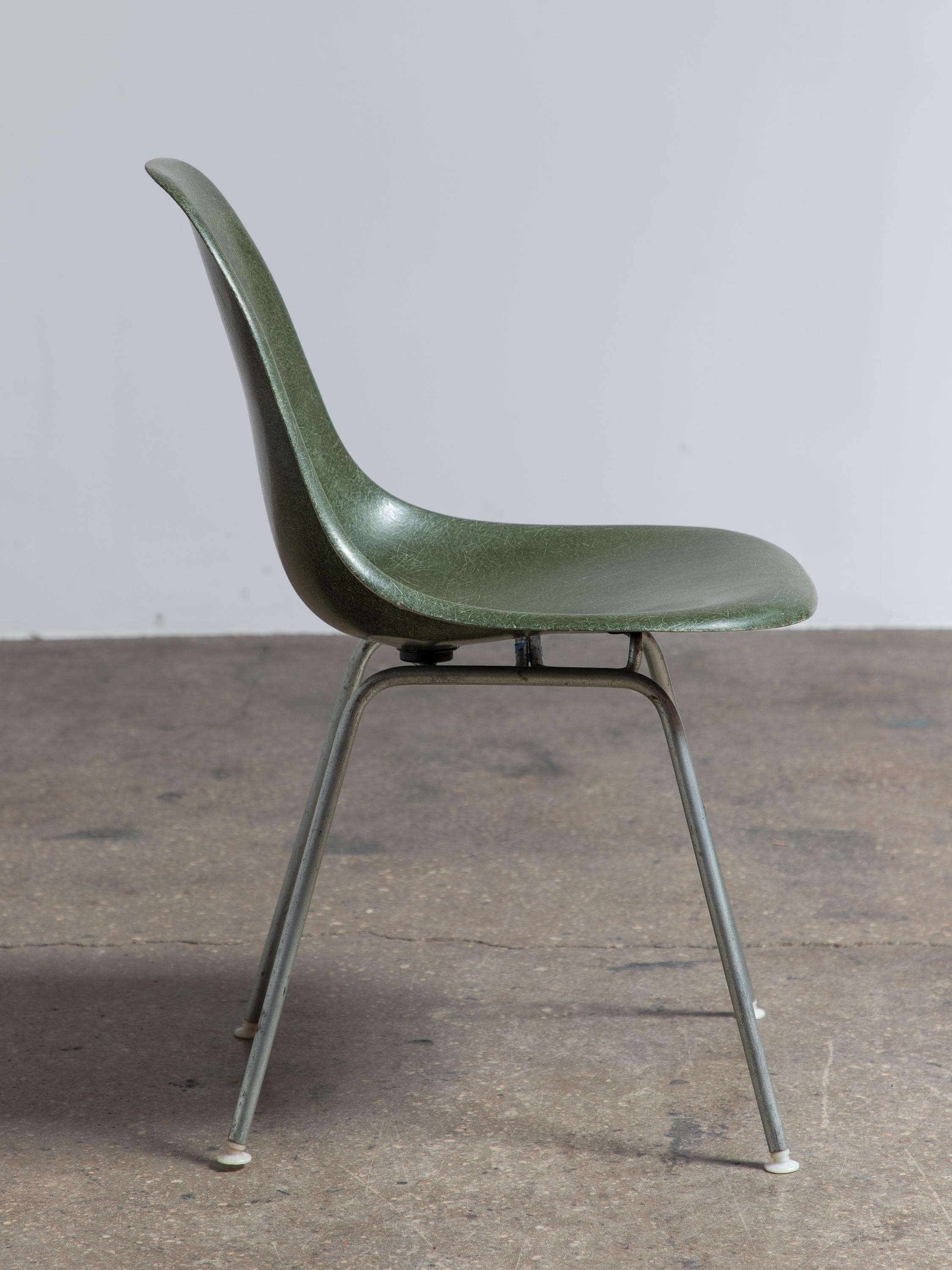 Américain Eames pour Herman Miller chaises coquillage en fibre de verre vert olive vintage des années 1960 en vente