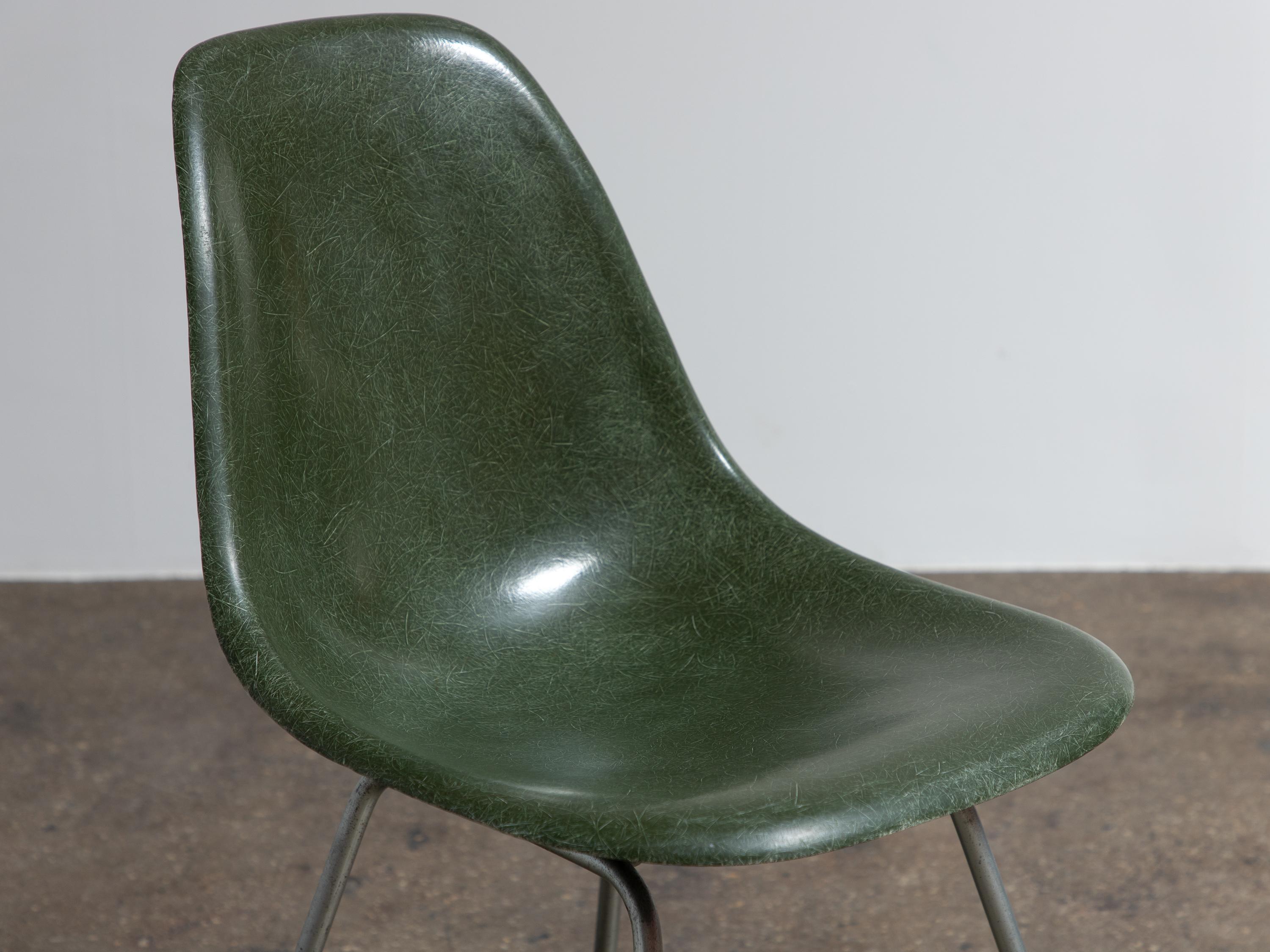 Eames für Herman Miller: Vintage 1960er Jahre Muschelstühle aus Fiberglas in Olivgrün, Eames (Geformt) im Angebot