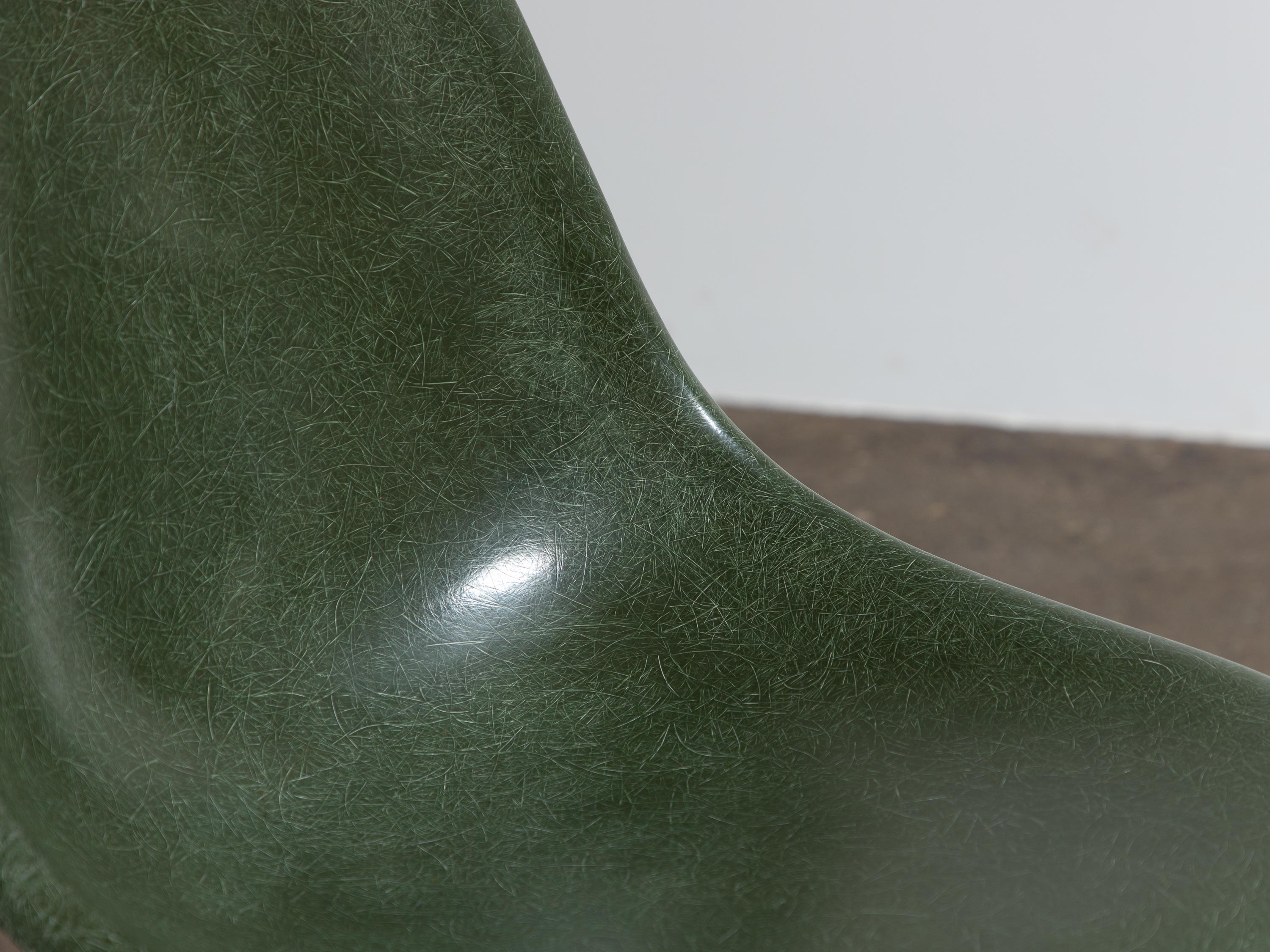 Eames pour Herman Miller chaises coquillage en fibre de verre vert olive vintage des années 1960 Bon état - En vente à Brooklyn, NY