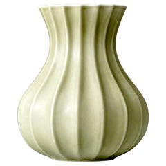 Jarrón de cerámica estriada verde oliva de Pia Rönndahl para Rorstrand, Suecia, años 80