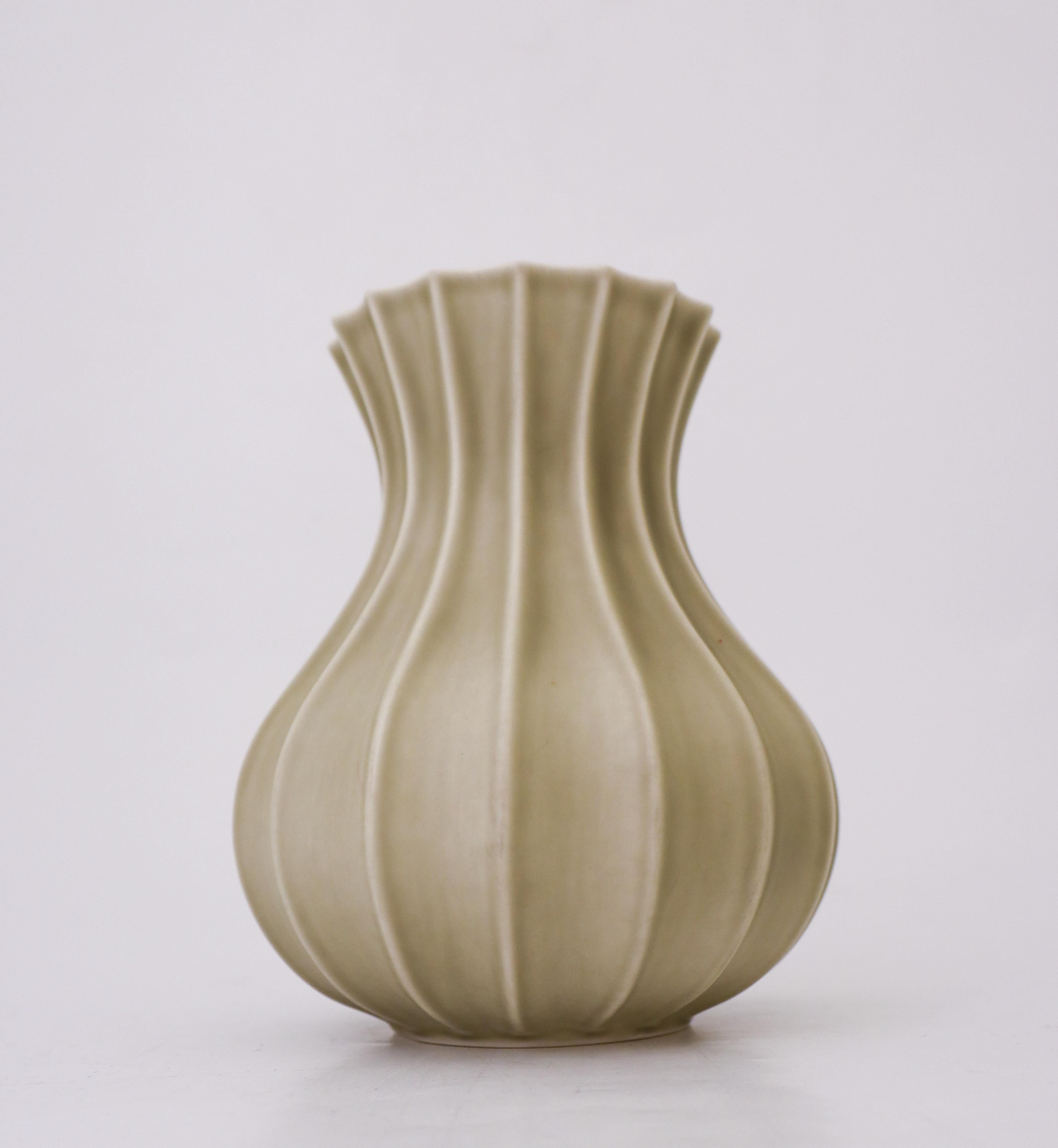Un joli vase vert olive/gris conçu par Pia Rönndahl chez Rörstrand dans les années 1980. Le vase mesure 17,5 cm de haut et est en excellent état, à l'exception de quelques petites marques. Il est marqué comme sur la photo et est de 2ème qualité. 

