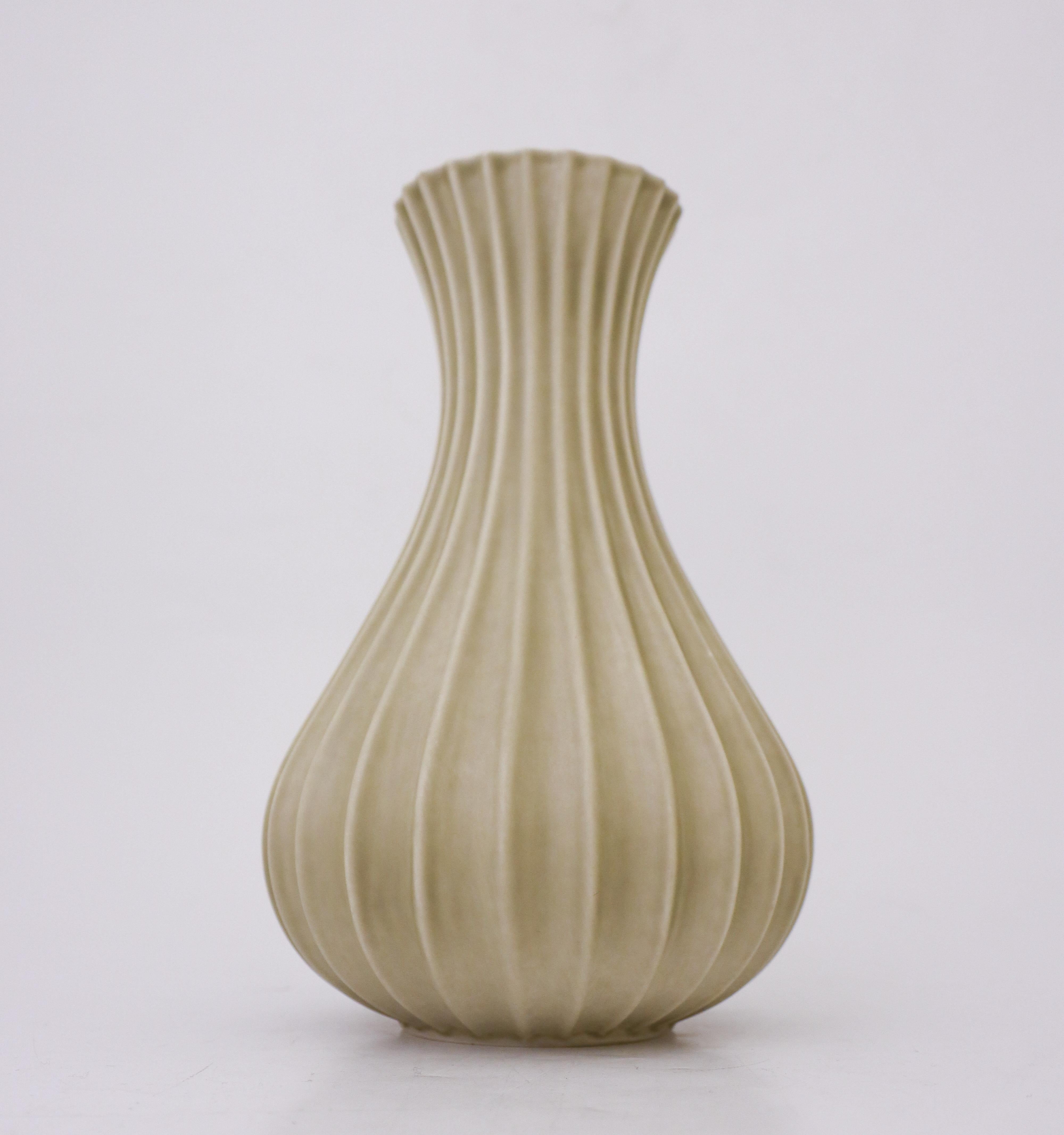 A lovely olive-green / grey vase designed by Pia Rönndahl at Rörstrand in the 1980s. The vase is 23 cm high and in excellent condition except from some minor marks. It is marked as on photo and is 2nd quality. 

