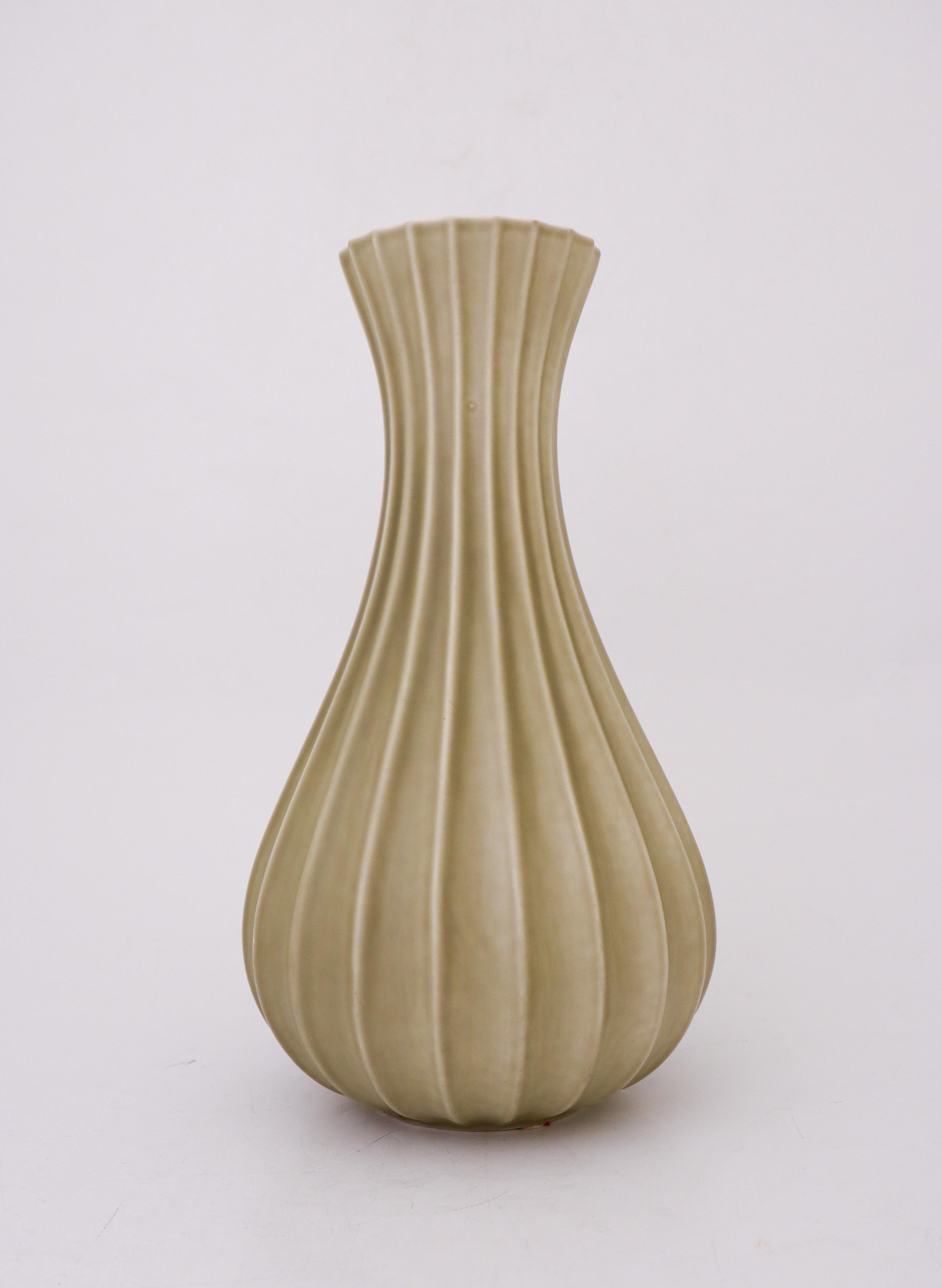 Un joli vase vert olive/gris conçu par Pia Rönndahl chez Rörstrand dans les années 1980. Le vase mesure 23 cm de haut et est en excellent état, à l'exception de quelques petites marques. Il est marqué comme sur la photo et est de 2ème qualité. 

