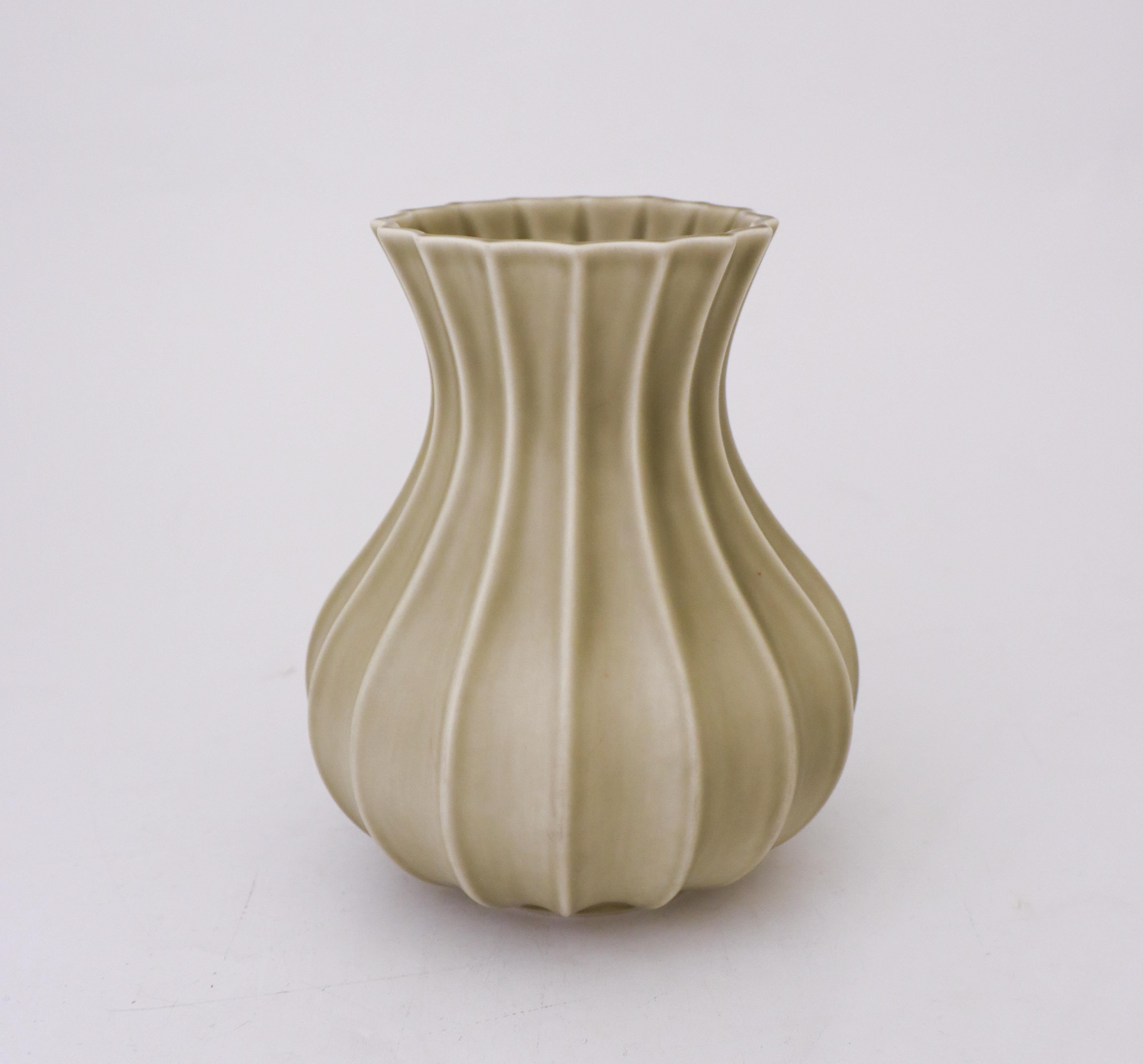Scandinave moderne Vase en céramique vert olive/gris, Pia Rönndahl Rörstrand, Scandinavian Modern en vente