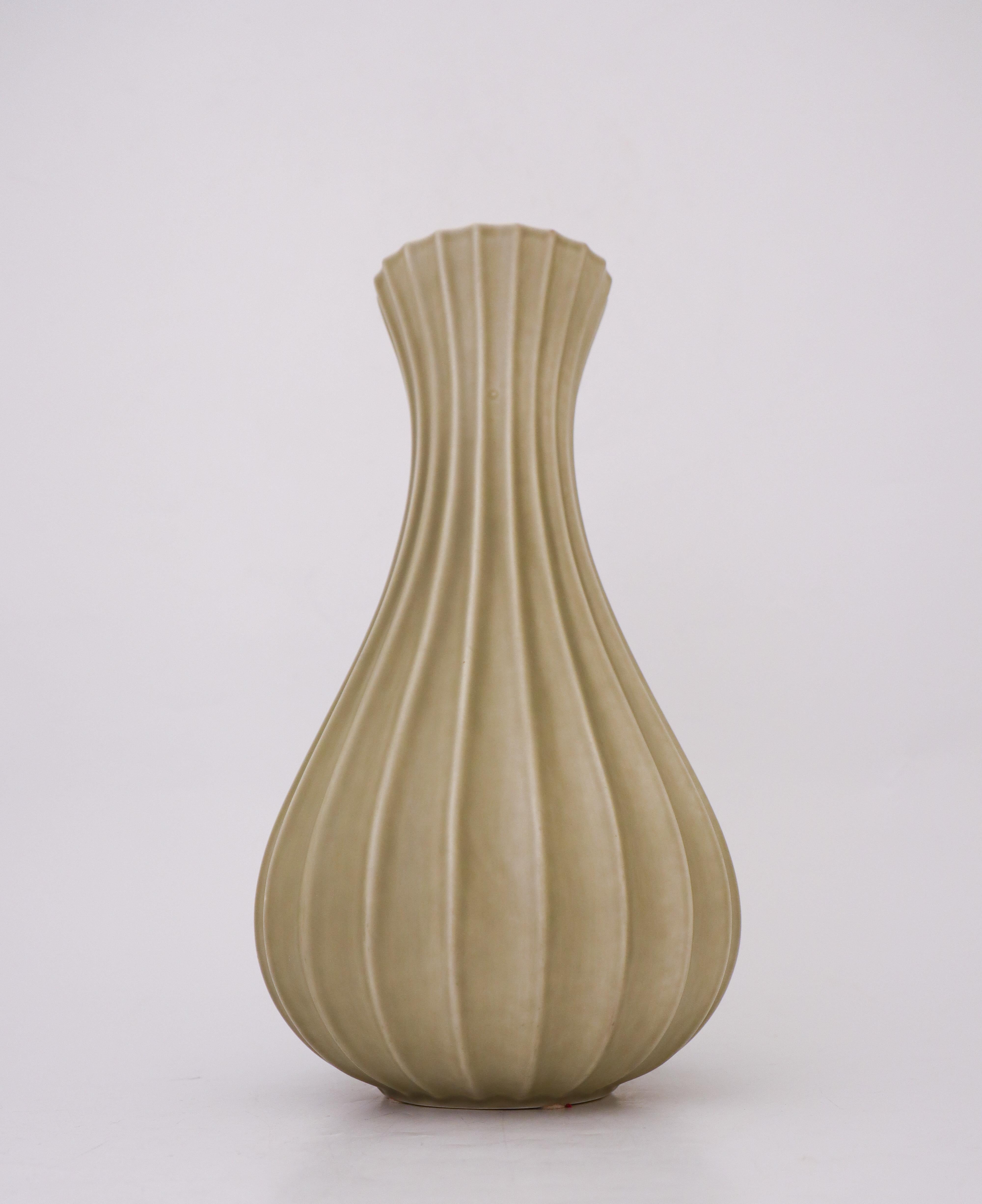 Scandinave moderne Vase en céramique vert olive / gris, Pia Rönndahl Rörstrand, Scandinavian Modern en vente