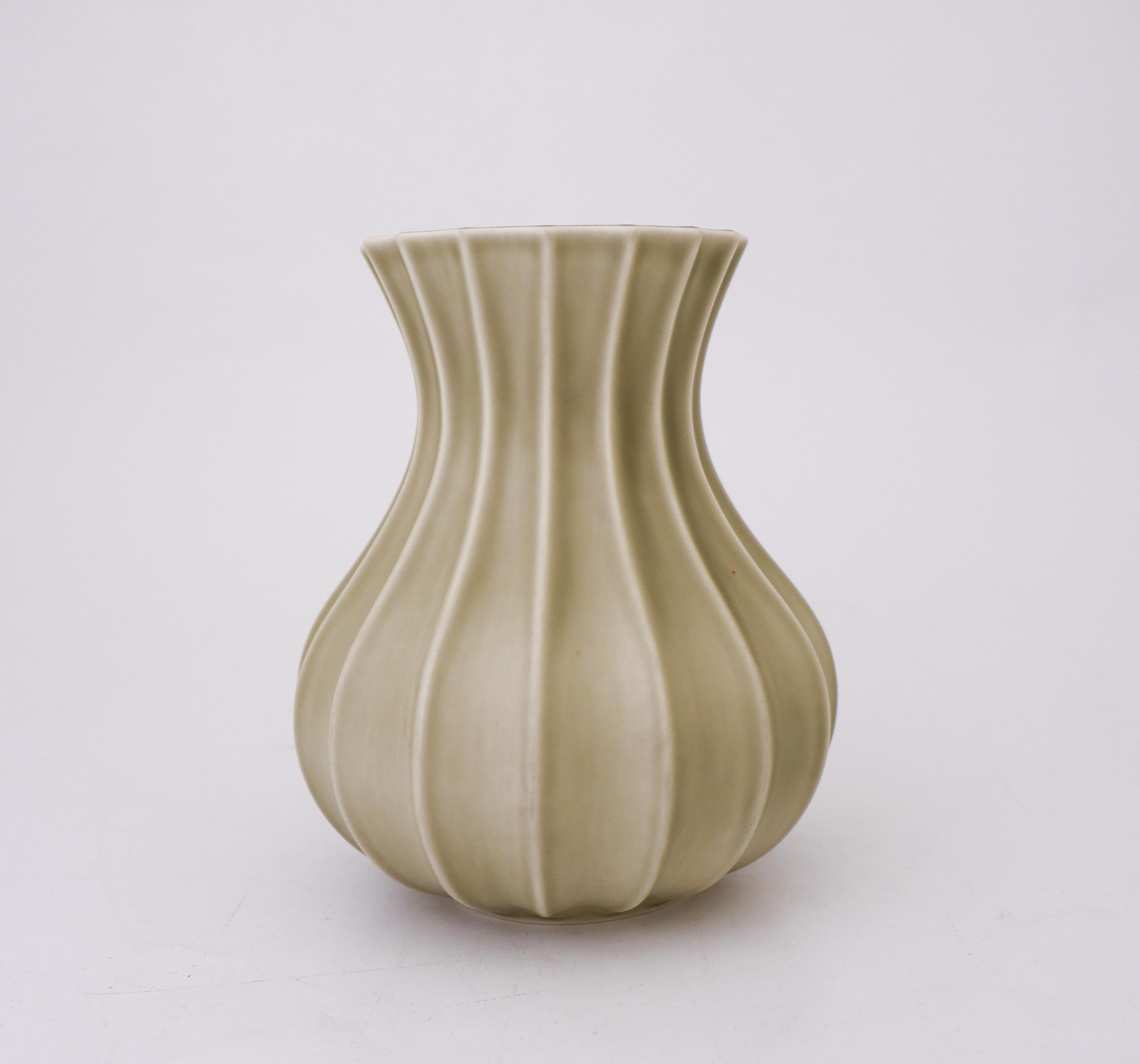 Suédois Vase en céramique vert olive/gris, Pia Rönndahl Rörstrand, Scandinavian Modern en vente