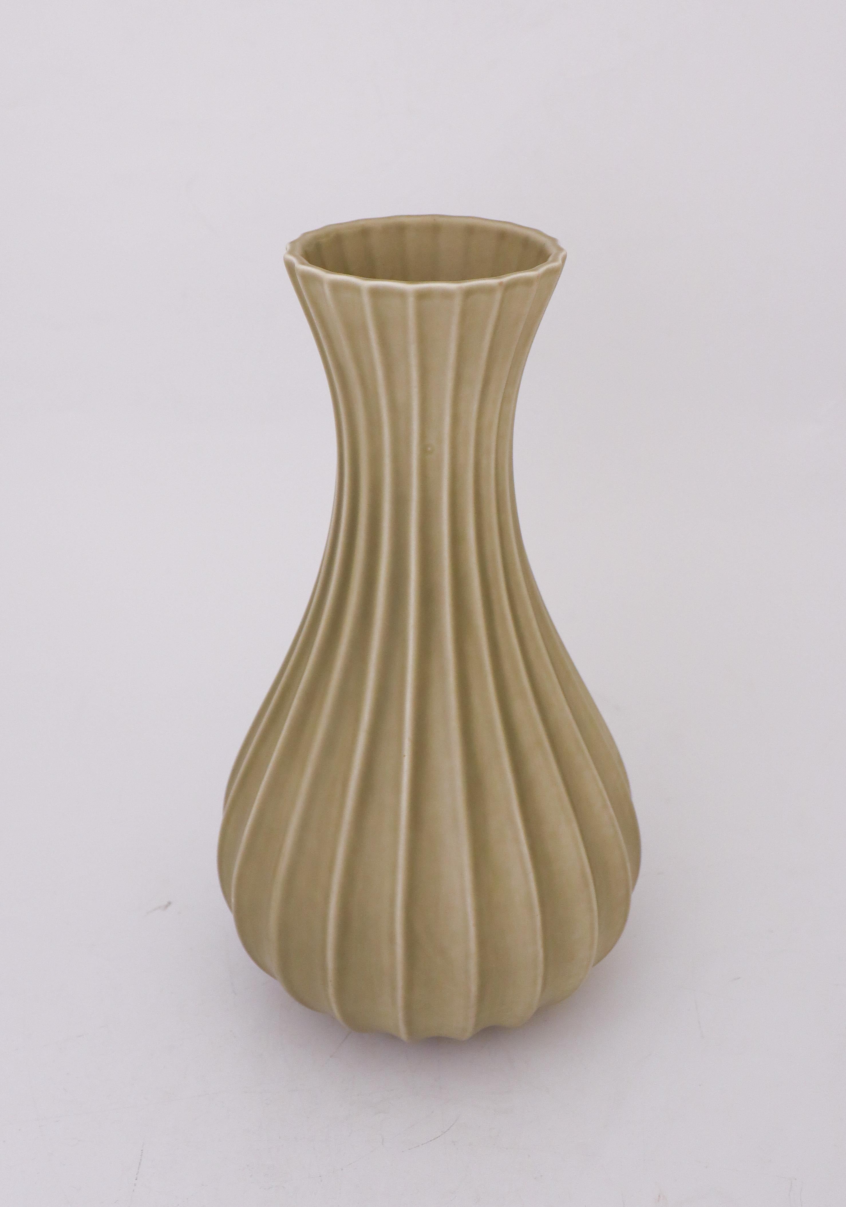 Fin du 20e siècle Vase en céramique vert olive / gris, Pia Rönndahl Rörstrand, Scandinavian Modern en vente