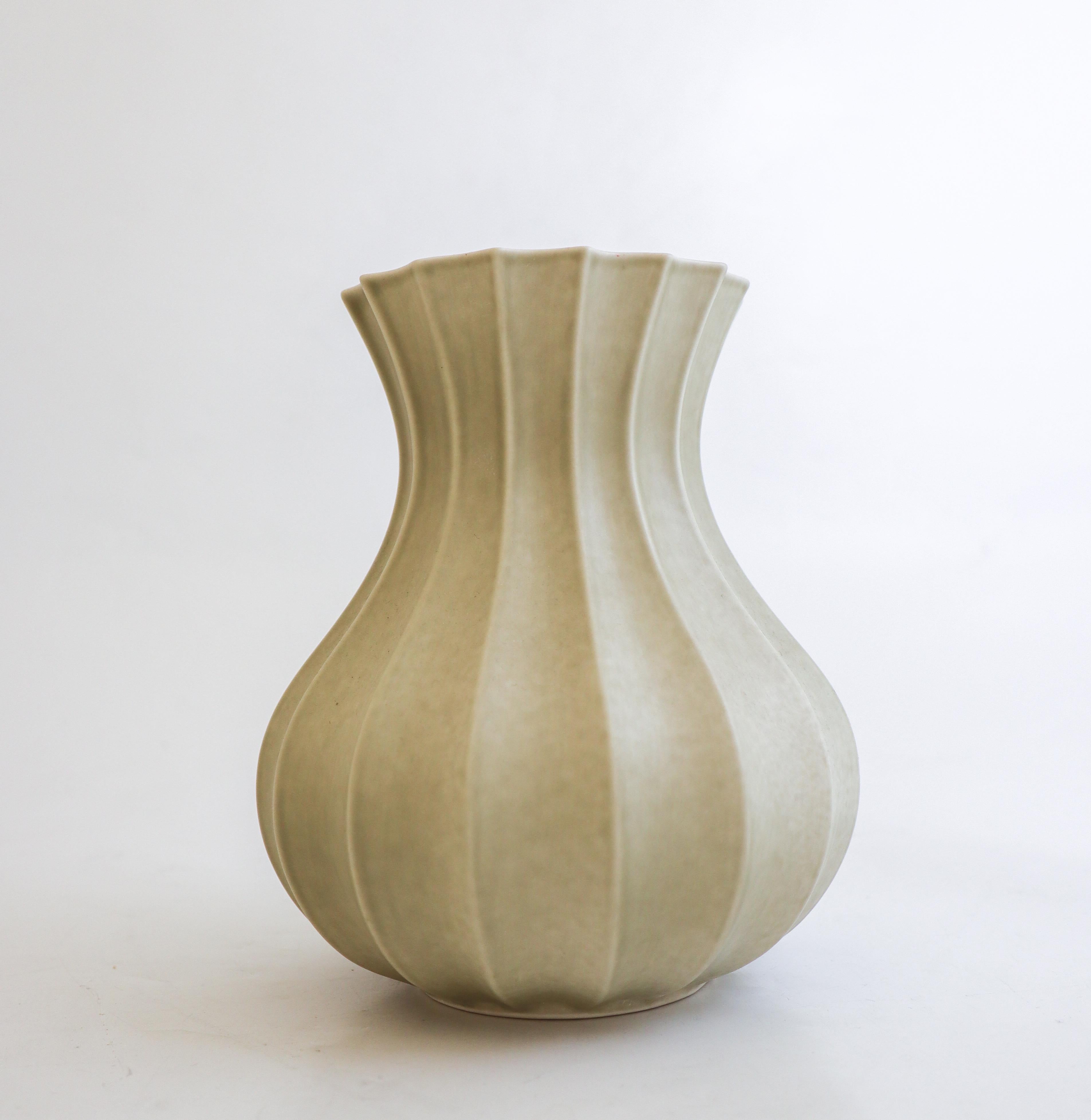 A lovely olive-green / gray vase designed by Pia Rönndahl at Rörstrand in the 1980s. The vase is 17.5 cm high and in excellent condition except from some minor marks. It is marked as on photo and is 2nd quality. 

