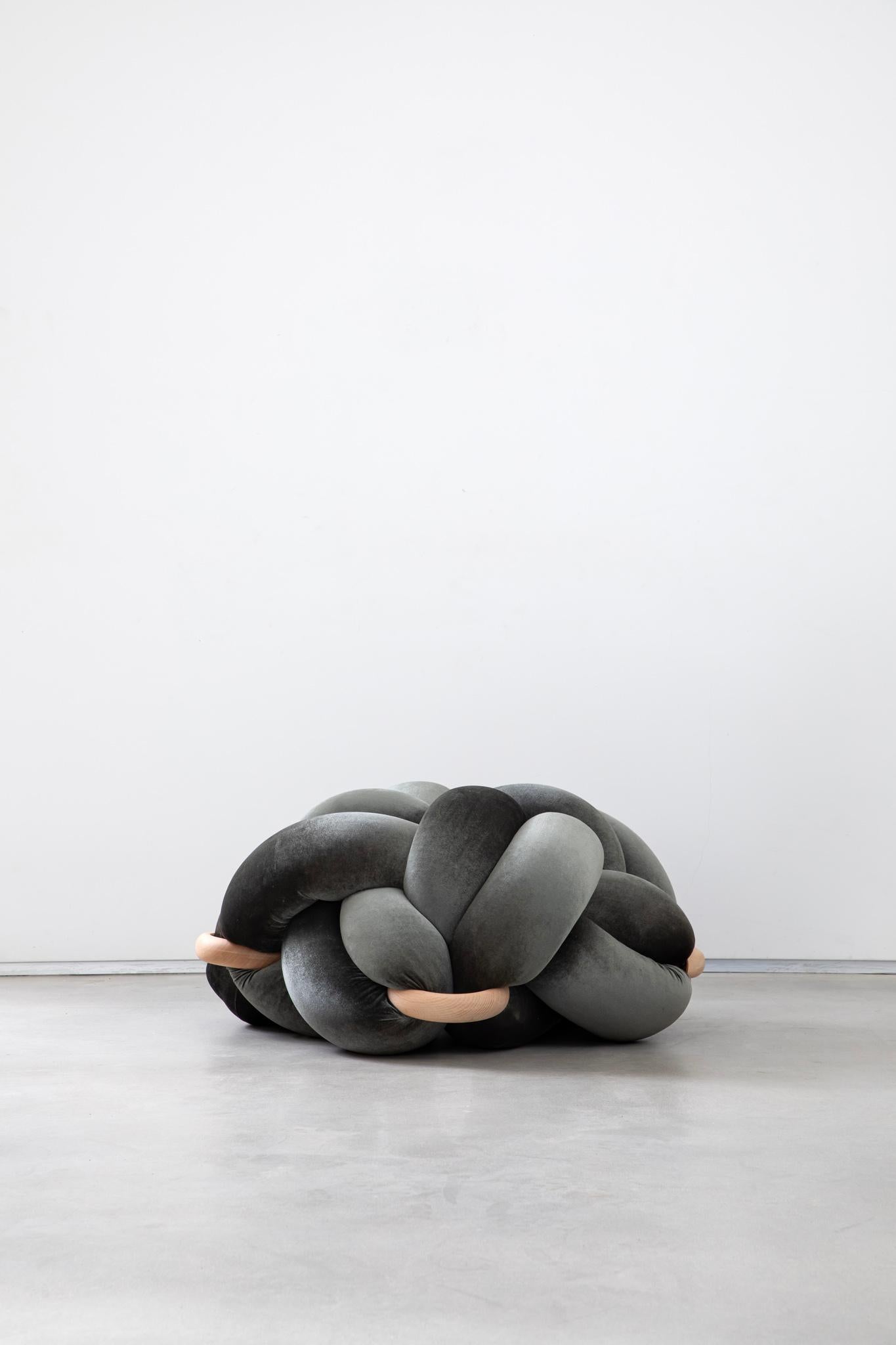 Israélien Pouf ottomane 30X30 pouces en velours vert olive fait à la main par Knots Studio en vente