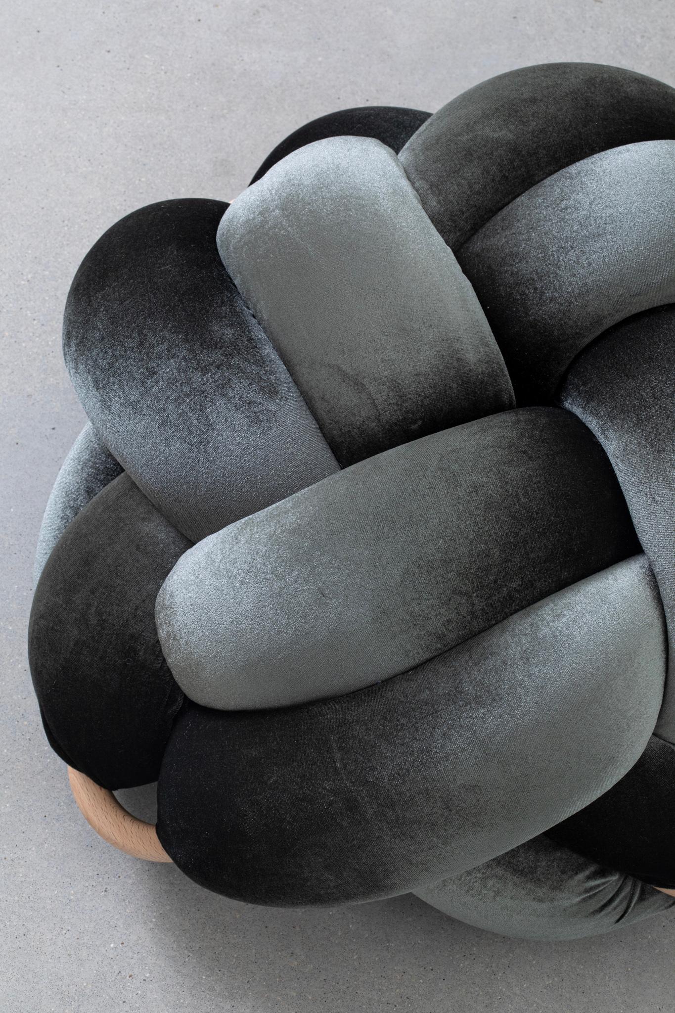 Pouf ottomane 30X30 pouces en velours vert olive fait à la main par Knots Studio Neuf - En vente à Tel Aviv, IL
