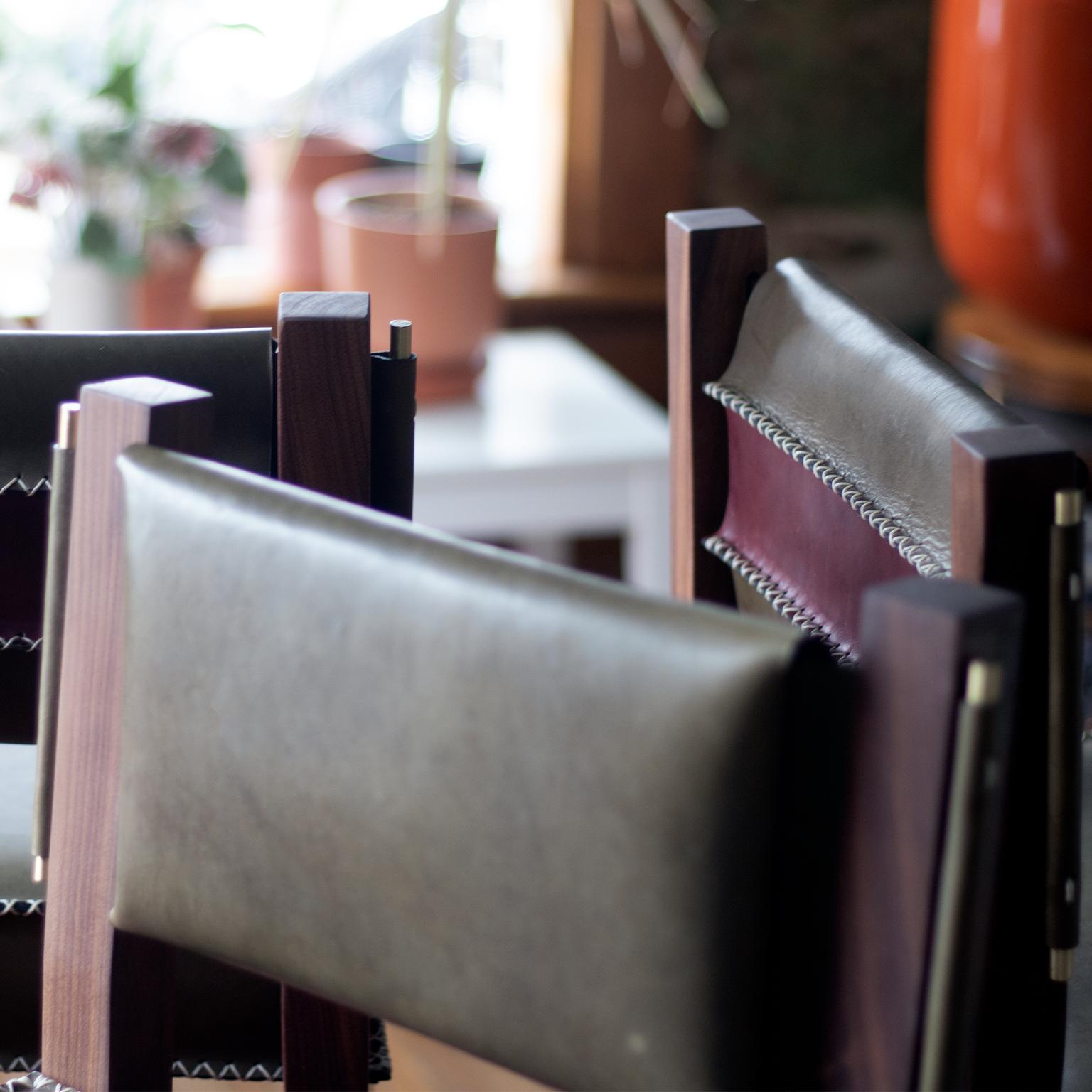 Fait main Tabouret de comptoir de hauteur en cuir vert olive et noyer en vente