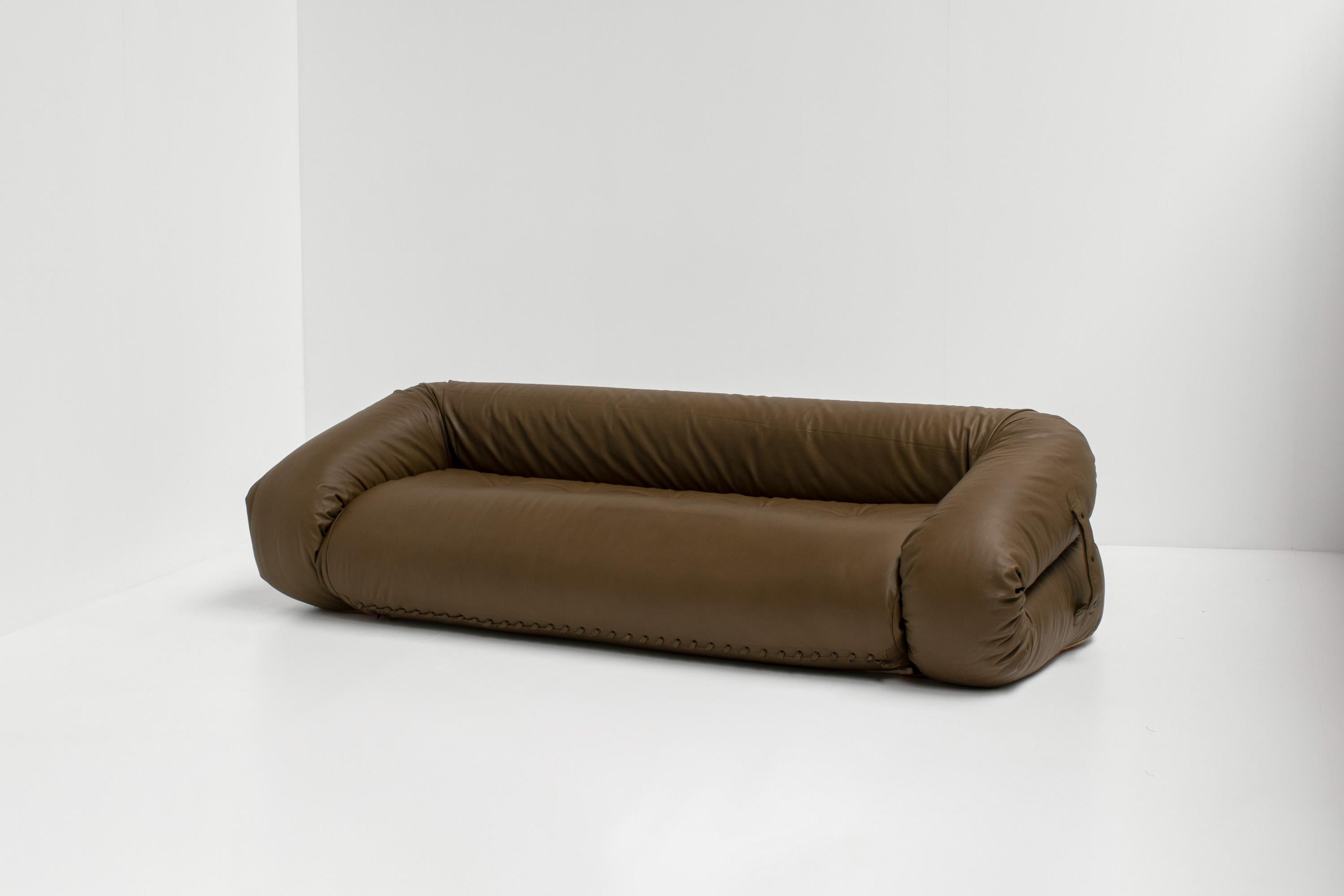 'Anfibio' sofa/daybed by Italian designer Alessandro Becchi for Giovanetti Collezioni in the 1970s, Italy 

This elegant and imposing sofa was reupholstered in olive green premium leather. 

The sofa presents a striking organic shape, it's