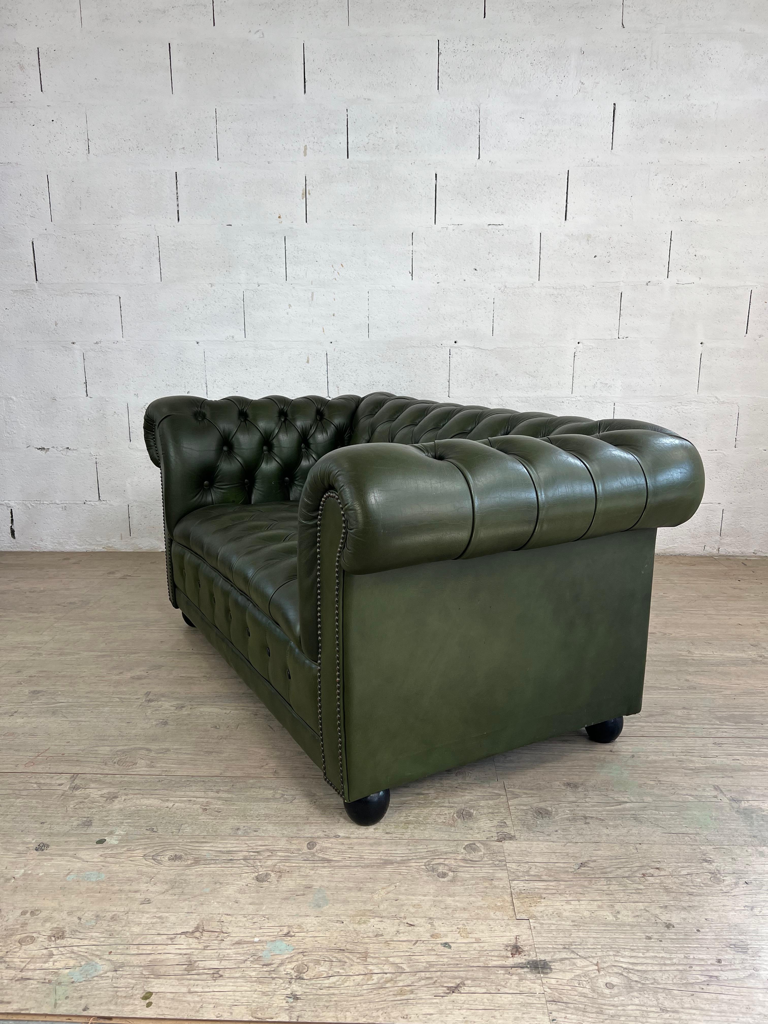 Svedese Divano Chesterfield a due posti in pelle Greene & Greene in vendita