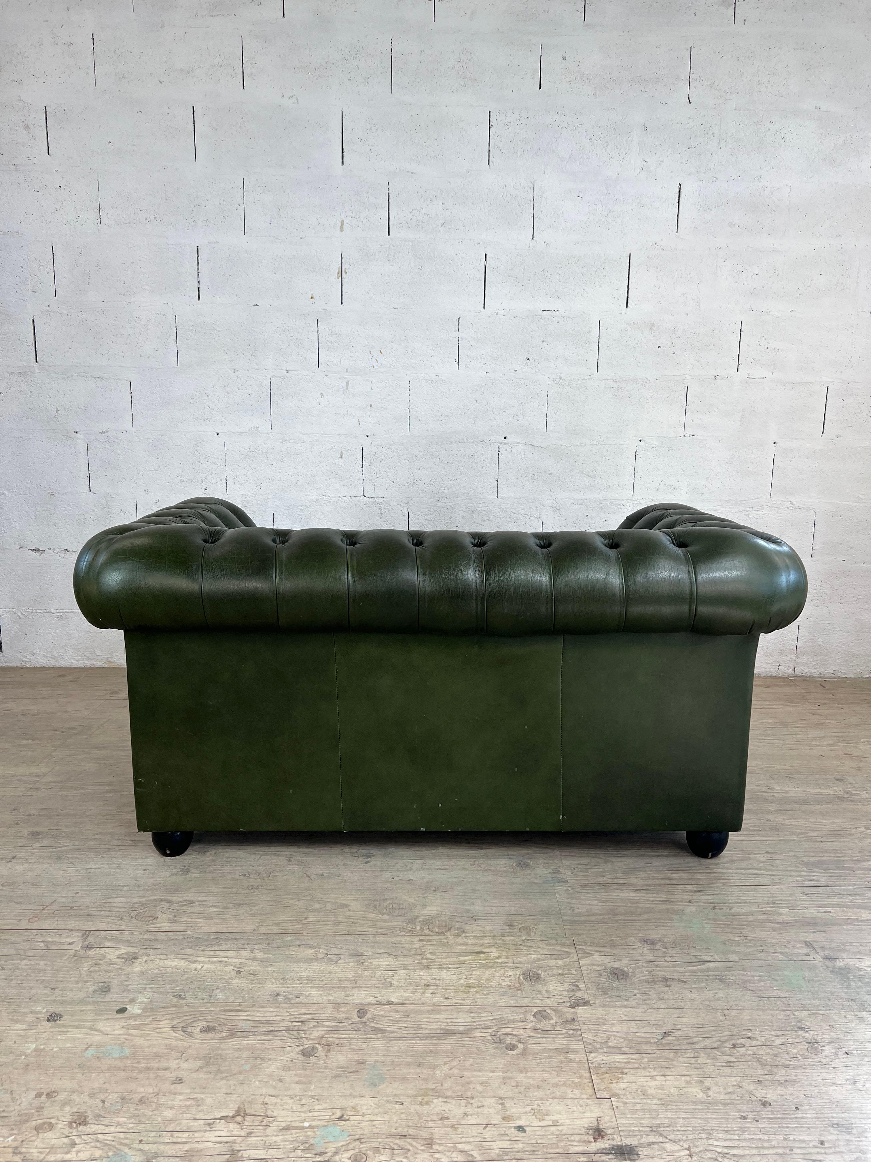 Fatto a mano Divano Chesterfield a due posti in pelle Greene & Greene in vendita